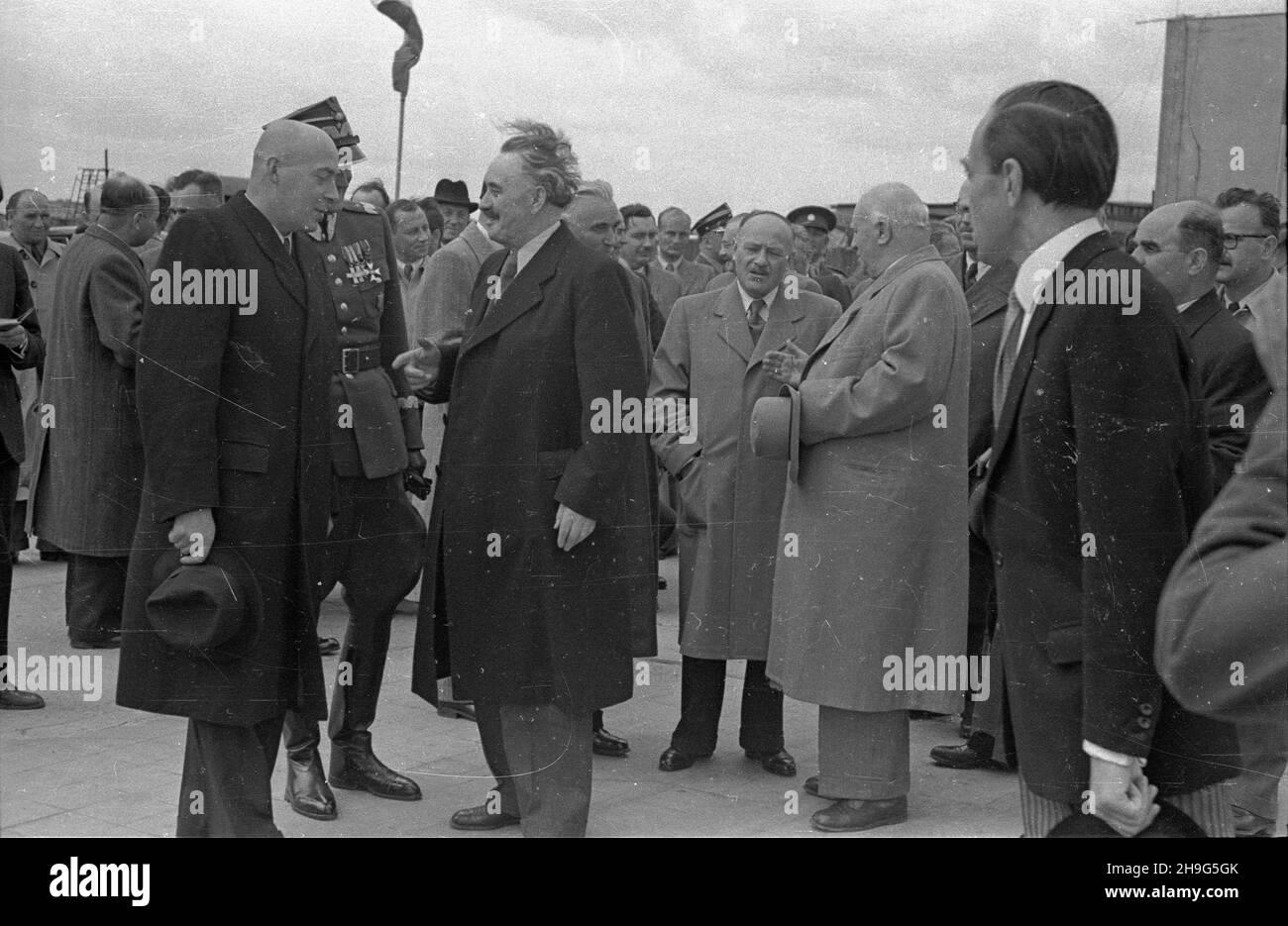 Warszawa, 1948-06-01. Wizyta delegacji rz¹dowej Bu³garii z premierem Georgi Dymitrowem na czele w Polsce (28 maja - 1 czerwca). Uroczystoœæ po¿egnania na lotnisku Okêcie. NZ. na pierwszym planie: premier Józef Cyrankiewicz (L), gen. Brygady Piotr Jaroszewicz (2L), Georgi Dymitrow (3L); w jasnych p³aszczach: minister spraw zagranicznych Zygmunt Modzelewski (5P), wicepremier i Minister spraw zagraniczow Bu³garii 4P Wasyl. mb Kolarnych Warschau, 1. Juni 1948. Die bulgarische Regierungsdelegation, angeführt von Premierminister Georgy Dymitrov, besucht Polen vom 28. Mai bis 1. Juni. Die Abschiedszeremonien Stockfoto