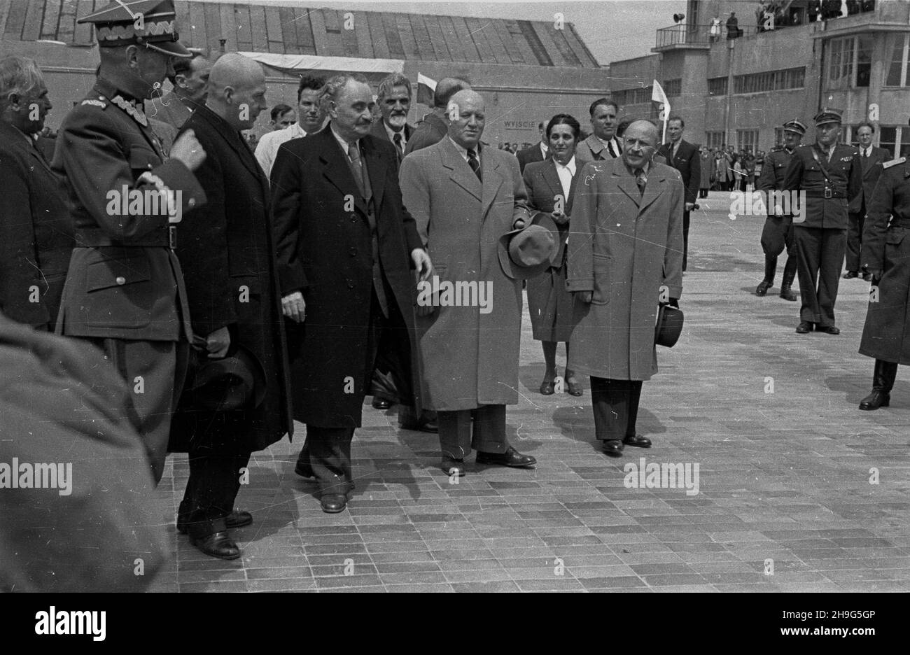 Warszawa, 1948-06-01. Wizyta delegacji rz¹dowej Bu³garii z premierem Georgi Dymitrowem na czele w Polsce (28 maja - 1 czerwca). Uroczystoœæ po¿egnania na lotnisku Okêcie. NZ. w pierwszym rzêdzie, od lewej: Wiceminister obrony narodowej gen. Brygady Piotr Jaroszewicz, Premier Józef Cyrankiewicz, Georgi Dymitrow, wicepremier i Minister Spraw zagranicznych Bu³garii Wasyl Kolarow, Minister spraw zagranicznych Zygmunt Modzelewski, Warschau, 1. Juni 1948. Die bulgarische Regierungsdelegation, angeführt von Premierminister Georgy Dymitrov, besucht Polen vom 28. Mai bis 1. Juni. Die Abschiedszeremonie in Okecie Stockfoto