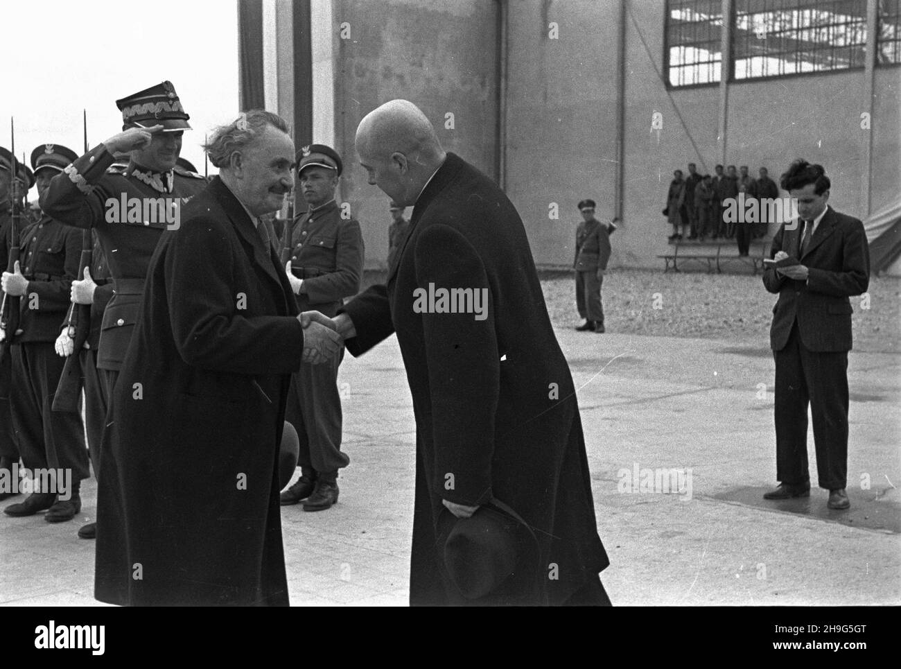 Warszawa, 1948-06-01. Wizyta delegacji rz¹dowej Bu³garii z premierem Georgi Dymitrowem na czele w Polsce (28 maja - 1 czerwca). Uroczystoœæ po¿egnania na lotnisku Okêcie. Nz. Georgi Dymitrow (L) i Premier Józef Cyrankiewicz, w g³êbi wiceminister obrony narodowej gen. Brygady Piotr Jaroszewicz (salutuje). mb PAP Warschau, 1. Juni 1948. Die bulgarische Regierungsdelegation, angeführt von Premierminister Georgy Dymitrov, besucht Polen vom 28. Mai bis 1. Juni. Die Abschiedszeremonie am Flughafen Okecie. Im Bild: Georgy Dymitrov (von links) und Ministerpräsident Jozef Cyrankiewicz, im Hintergrund stellvertretender Verteidigungsminister Brig Stockfoto