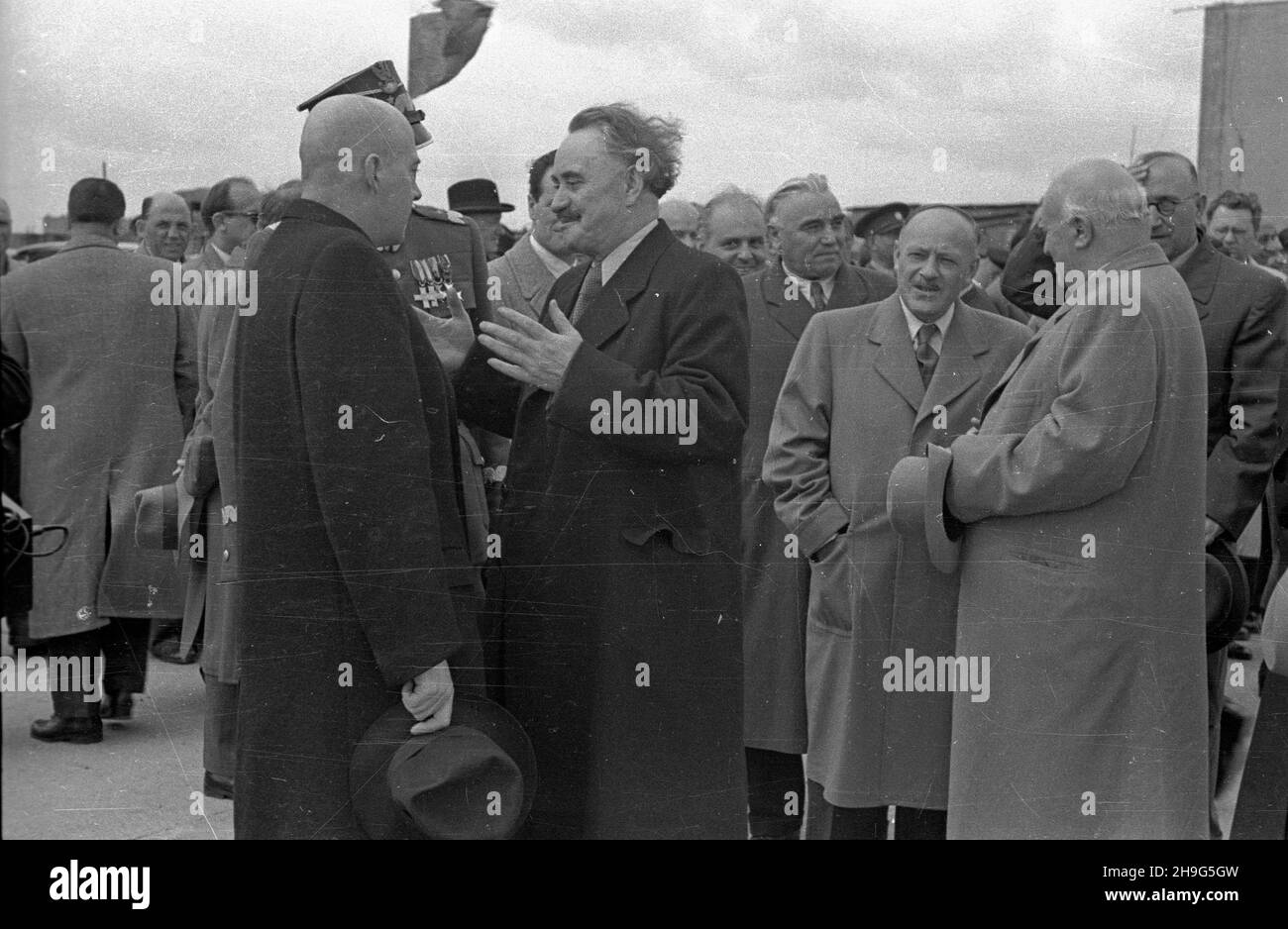 Warszawa, 1948-06-01. Wizyta delegacji rz¹dowej Bu³garii z premierem Georgi Dymitrowem na czele w Polsce (28 maja - 1 czerwca). Uroczystoœæ po¿egnania na lotnisku Okêcie. NZ. na pierwszym planie, od lewej: premier Józef Cyrankiewicz, Georgi Dymitrow; cz³onek Biura Politycznego Komitetu Centralnego Polskiej Partii Robotniczej Jakub Berman (5P), Minister spraw zagranicznych Zygmunt Modzelewski (3P), wicaw remagier i minister kolzaryl Bu³garii (2P mb) Warschau, 1. Juni 1948. Bulgariens Regierungsdelegation, angeführt von Premierminister Georgy Dymitrov, besucht Polen auf Ma Stockfoto