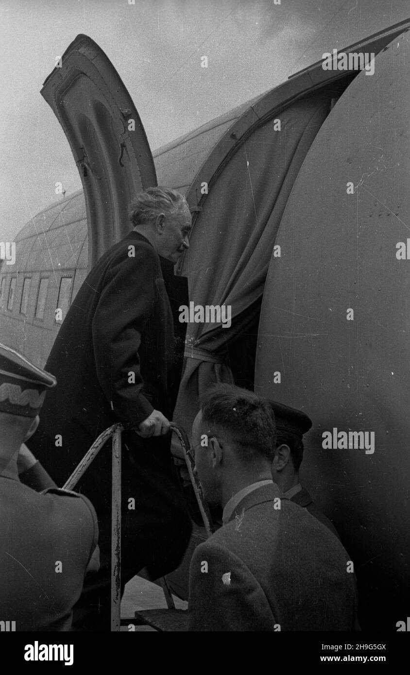Warszawa, 1948-06-01. Wizyta delegacji rz¹dowej Bu³garii z premierem Georgi Dymitrowem na czele w Polsce (28 maja - 1 czerwca). Uroczystoœæ po¿egnania na lotnisku Okêcie. Nz. Georgi Dymitrow wsiada do samolotu. mb PAP Warschau, 1. Juni 1948. Die bulgarische Regierungsdelegation, angeführt von Premierminister Georgy Dymitrov, besucht Polen vom 28. Mai bis 1. Juni. Die Abschiedszeremonie am Flughafen Okecie. Bild: Georgij Dimitrov steigt in ein Flugzeug ein. mb PAP Stockfoto