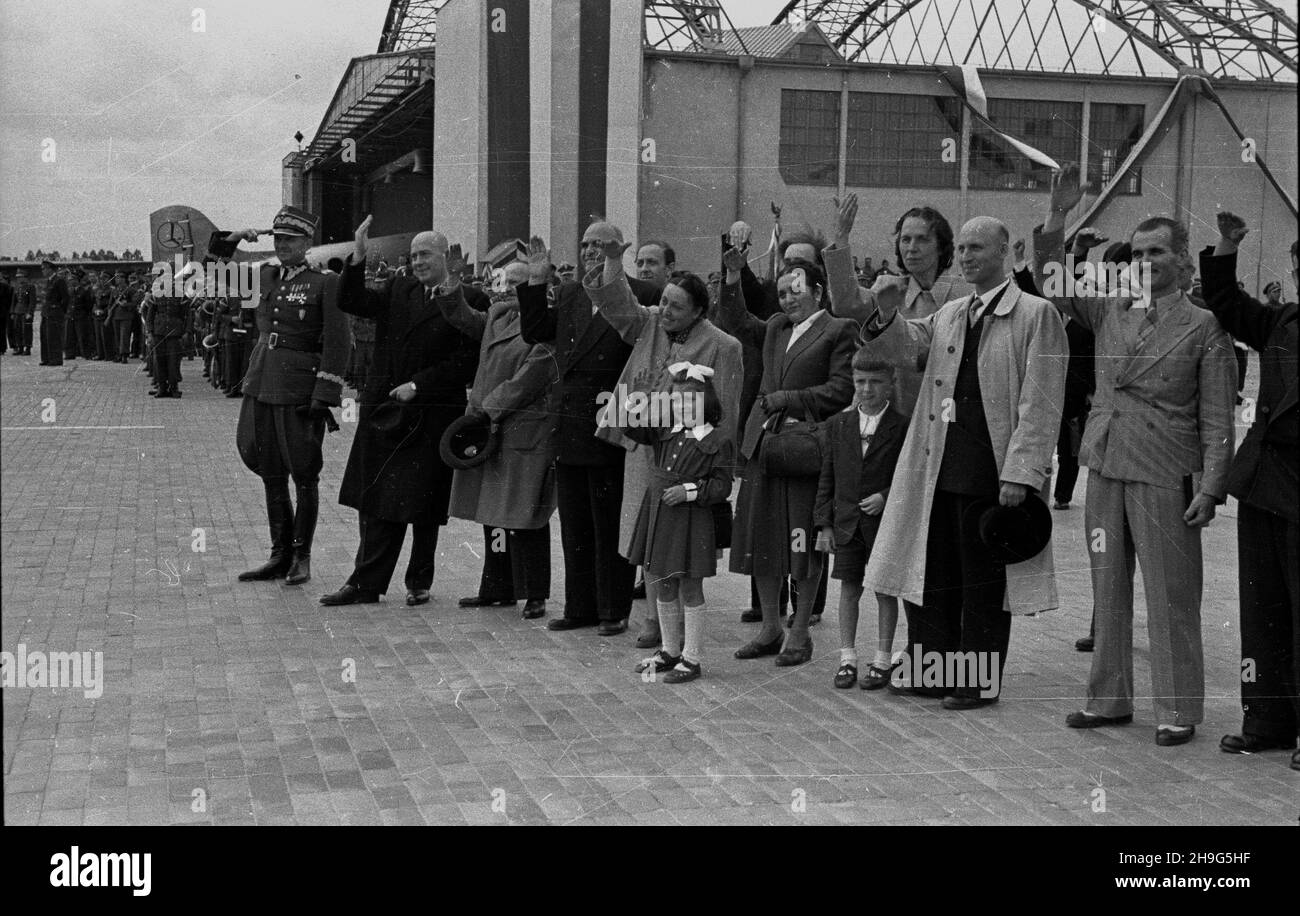 Warszawa, 1948-06-01. Wizyta delegacji rz¹dowej Bu³garii z premierem Georgi Dymitrowem na czele w Polsce (28 maja - 1 czerwca). Uroczystoœæ po¿egnania na lotnisku Okêcie. NZ. m.in. od lewej: Wiceminister obrony narodowej gen. Brygady Piotr Jaroszewicz, Premier Józef Cyrankiewicz, Minister spraw zagranicznych Zygmunt Modzelewski, ambasador Bu³garii Pawe³ Tagorow. mb PAP Warschau, 1. Juni 1948. Die bulgarische Regierungsdelegation, angeführt von Premierminister Georgy Dymitrov, besucht Polen vom 28. Mai bis 1. Juni. Die Abschiedszeremonie am Flughafen Okecie. Im Bild: stellvertretender Verteidigungsminister Brigadier-General P Stockfoto
