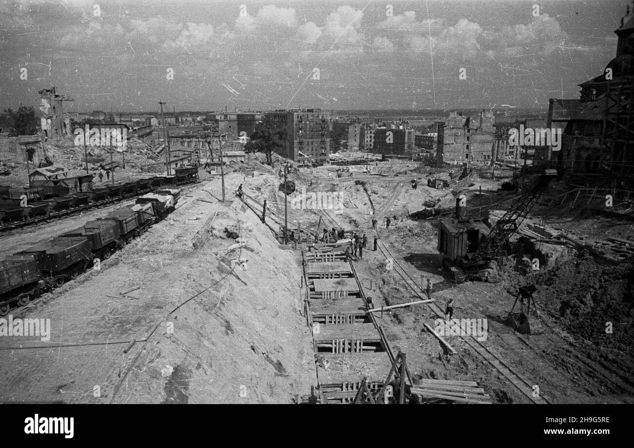 Warszawa, 1948-06. Budowa Trasy W-Z (Trasa Wschód-Zachód), maj¹cej stanowiæ g³ówn¹ arteriê stolicy na osi Wschód - Zachód. NZ. widok na wykop w miejcu placu Zamkowego i na ruiny Mariensztatu. Z prawej Fragment koœcio³a œw. Anny przy Krakowskim Przedmieœciu, z lewej ruiny Zamku Królewskiego. mb PAP Dok³adny dzieñ wydarzenia nieustalony. Warschau, Juni 1948. Die Straße W-Z (Ost-West), die Hauptverkehrsstraße über Warschau, befindet sich im Bau. Im Bild: Der Blick von der Ausgrabungsstätte am Zamkowy-Platz und den Ruinen von Mariensztat. Von rechts ein Fragment der St. Anna-Kirche in Krakowsk Stockfoto