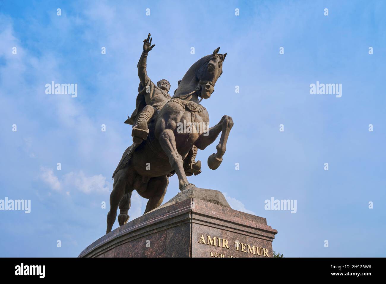 Die große Bronzestatue, Skulptur von Amir Timur auf einem Pferd. Komisch, ein Vogel am Finger. In der Innenstadt von Taschkent, Usbekistan. Stockfoto