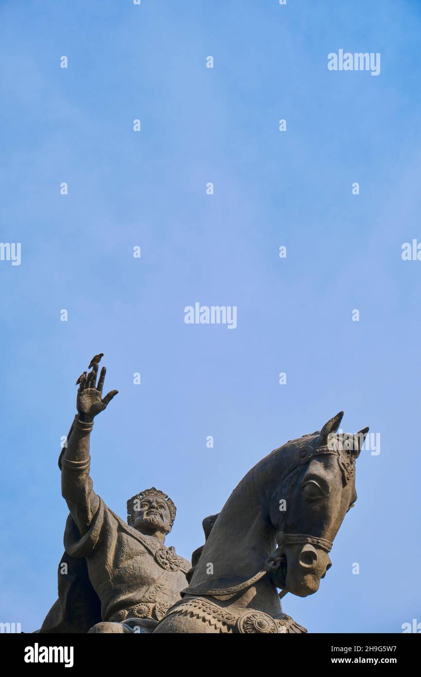 Die große Bronzestatue, Skulptur von Amir Timur auf einem Pferd. Komisch, ein Vogel am Finger. In der Innenstadt von Taschkent, Usbekistan. Stockfoto