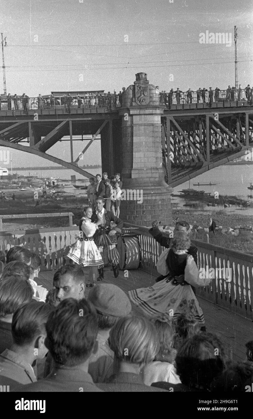 Warszawa, 1948-06. Przystañ na Wiœle Ko³o mostu Poniatowskiego podczas inauracji sezonu. NZ. wystêp zespo³u folklorystycznego. As PAP Dok³adny dzieñ wydarzenia nieustalony. Warschau, Juni 1948. Ein Hafen am Weichselufer in der Nähe der Poniatowskiego-Brücke während der Eröffnung der Saison. Im Bild: Eine Volksgruppe, die auftrat. Als PAP Stockfoto