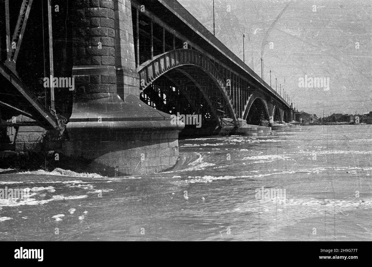 Warszawa, 1948-06. Kulminacyjna fala powodziowa na Wiœle. NZ. Die meisten Poniatowskiego. Dok³adny dzieñ wydarzenia nieustalony. Als PAP Warschau, Juni 1948. Hochwasserwellengipfel auf der Weichsel. Im Bild: Die Poniatowskeigo Brücke. Als PAP Stockfoto