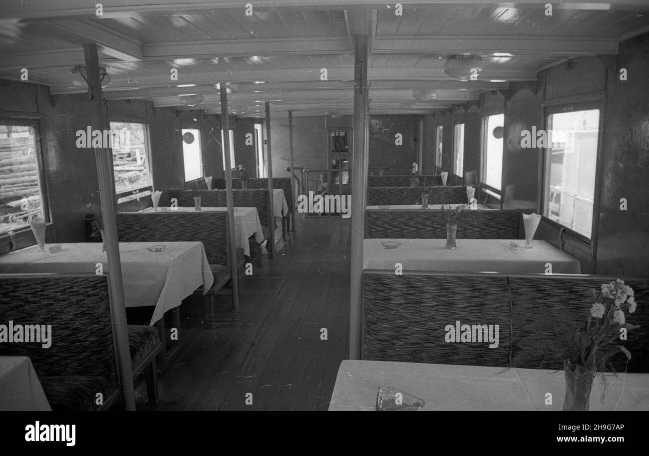 Warszawa, 1948-06-02. Statki Pañstwowego Przedsiêbiorstwa ¯eglugi na Wiœle: Genera³ Sikorski, Genera³ Œwierczewski, Daszyñski, Kiliñski i ¯eromski zosta³y odremontowane w Warsztatach Pañstwowych w P³ocku sk¹d przyby³y do Warszawy. NZ. mesa na jednym ze statków. Als PAP Warschau, 2. Juni 1948. Die Schiffe der Weichsel wurden in der staatlichen Reparaturwerkstatt in Plock renoviert, von wo aus sie nach Warschau kamen. General Sikorski, General Swierczewski, Daszynski, Kilinski und Zeromski wurden in Warschau renoviert. Bild: Ein Chaos auf einem Schiff. Als PAP Stockfoto