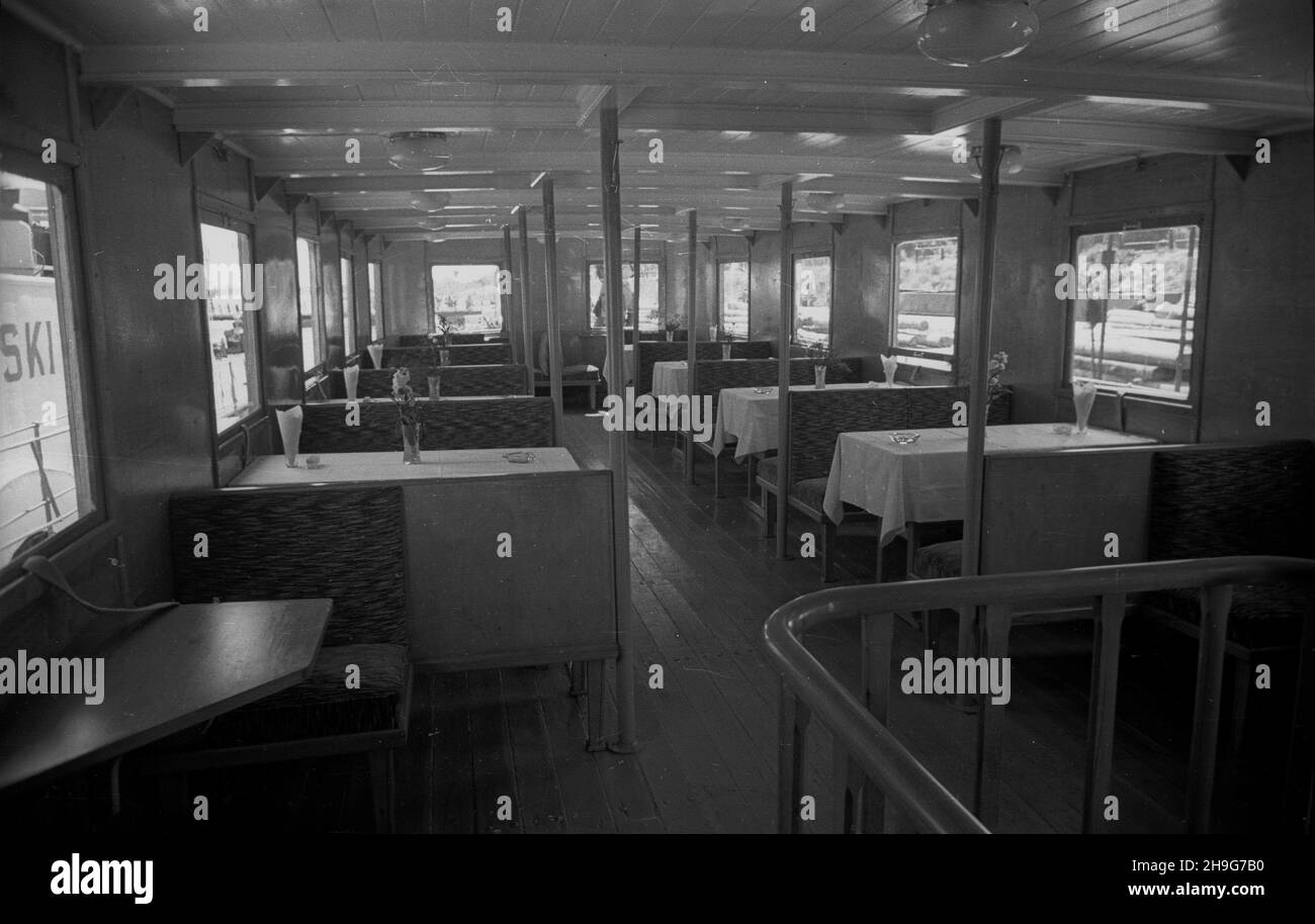 Warszawa, 1948-06-02. Statki Pañstwowego Przedsiêbiorstwa ¯eglugi na Wiœle: Genera³ Sikorski, Genera³ Œwierczewski, Daszyñski, Kiliñski i ¯eromski zosta³y odremontowane w Warsztatach Pañstwowych w P³ocku sk¹d przyby³y do Warszawy. NZ. mesa na jednym ze statków. Als PAP Warschau, 2. Juni 1948. Die Schiffe der Weichsel wurden in der staatlichen Reparaturwerkstatt in Plock renoviert, von wo aus sie nach Warschau kamen. General Sikorski, General Swierczewski, Daszynski, Kilinski und Zeromski wurden in Warschau renoviert. Bild: Ein Chaos auf einem Schiff. Als PAP Stockfoto