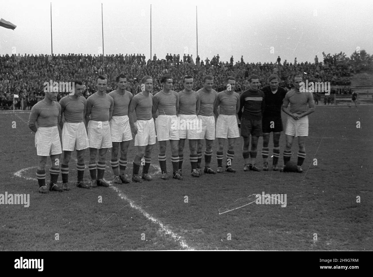 Warszawa, 1948-06-06. Mecz ligowy Legia Warszawa - AKS Chorzów 4:1 (2:0) na stadionie Wojskowego Klubu Sportowego Legia. NZ. dru¿yna AKS w sk³adzie: Roman Mruga³a (bramkarz) (3P), Roman Durniok, Henryk Janduda, Teodor Wieczorek (7P), Antoni Andrzejewski (1P), Henryk Gajdzik, Kulik, Cholewa, Józef Muska³a, Henryk Spodzieja, Franciszek Pytel. wb PAP Warschau, 3. Juni 1948. Ein Ligaspiel von Legia Warszawa - AKS Chorzow 4:1 (2:0), das im Stadion des Legia-Militärclubs ausgetragen wurde. Im Bild: Die AKS-Mannschaft - Roman Mruga³a (Torwart) (3rd rechts), Roman Durniok, Henryk Janduda, Teodor Wieczorek (7th rechts Stockfoto