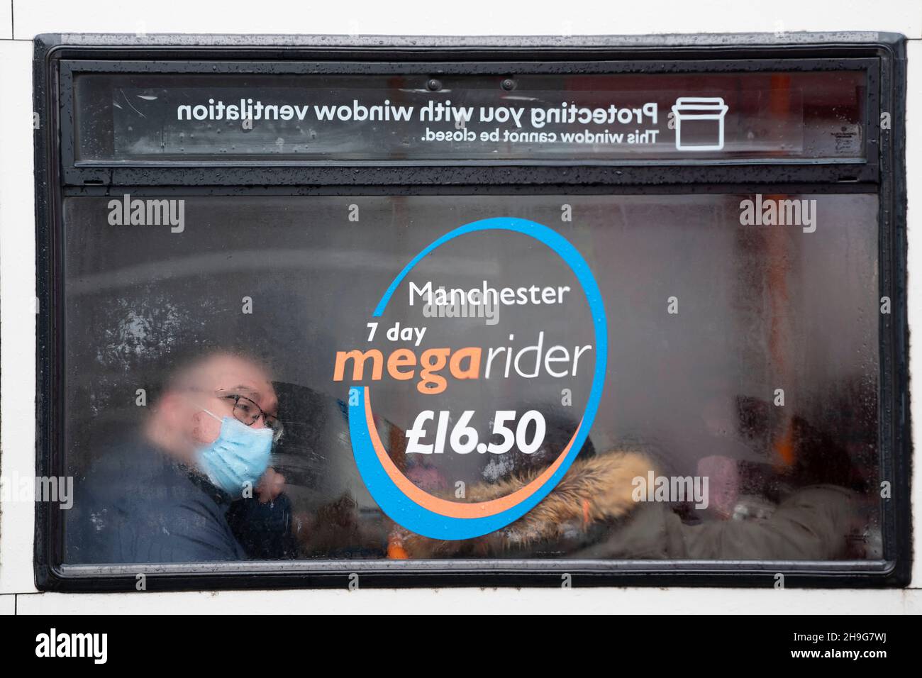 London, Großbritannien. 6th Dez 2021. Am 6. Dezember 2021 werden in Manchester, Großbritannien, Menschen mit Gesichtsmasken gesehen, während sie öffentliche Verkehrsmittel benutzen. In Großbritannien wurden weitere 90 Fälle der neuen Omicron COVID-Variante gemeldet, was die Gesamtzahl auf 336 beläuft, bestätigten die britischen Gesundheitsbehörden am Montag. Großbritannien registrierte 51.459 neue COVID-19-Infektionen, was die Gesamtzahl der Coronavirus-Fälle im Land auf 10.515.239 beläuft, wie offizielle Zahlen am Montag veröffentlichten. Quelle: Jon Super/Xinhua/Alamy Live News Stockfoto