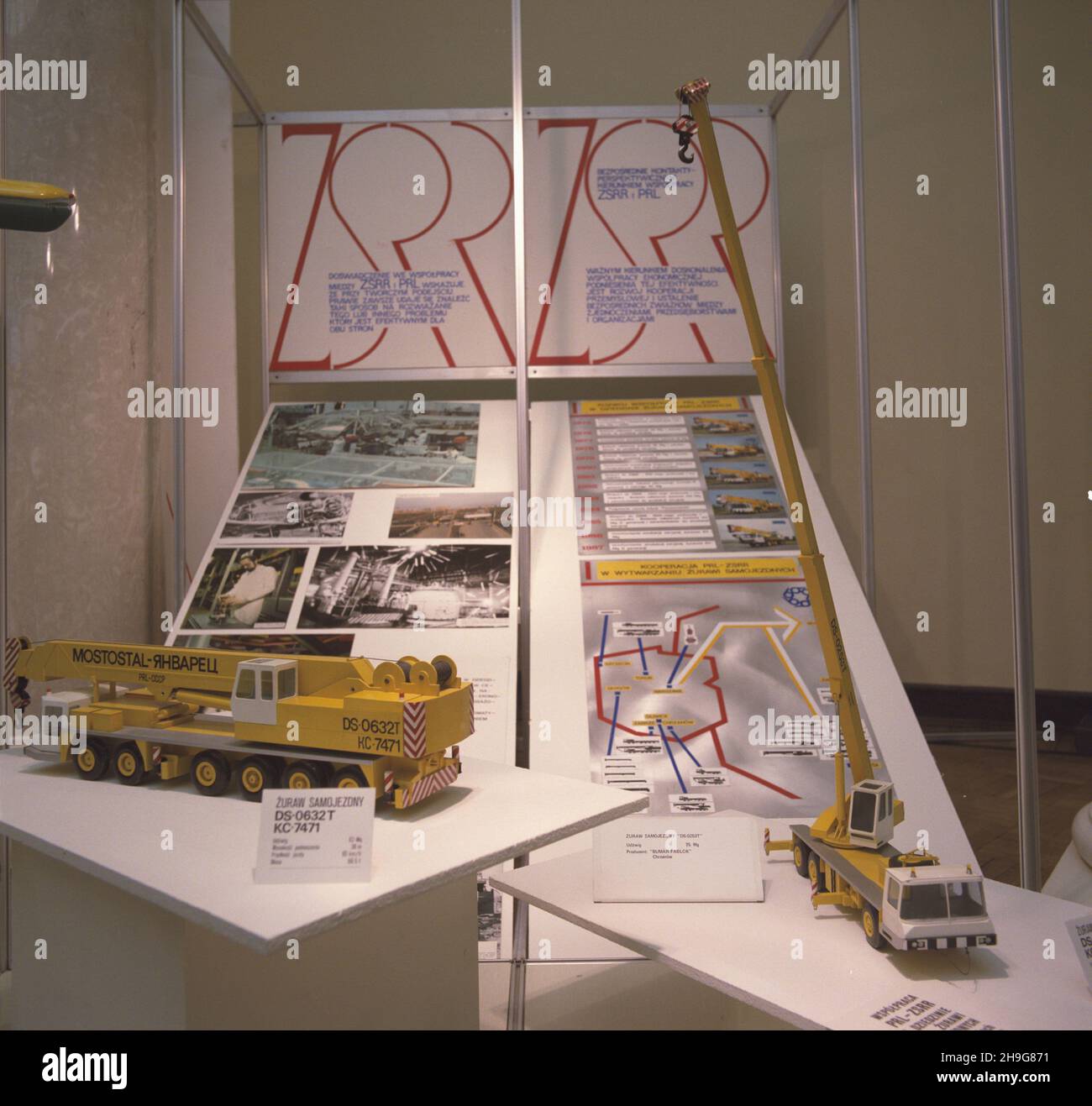 Warszawa 10,1987. Wystawa Osi¹gniêæ Nauki i Techniki Radzieckiej w Pa³acu Kultury i Nauki czynna w okresie 28,09. - 12.10.1987. NZ. Stoisko prezentuj¹ce osi¹gniêcia kooperacji PRL - ZSRR w wytwarzaniu ¿urawi samojezdnych. Na Stole Lewym Modell DS-0632T, na prawym DS-0253T. uu PAP/Tomasz Pra¿mowski Dok³adny dzieñ wydarzenia nieustalony. Warschau, Oktober 1987. Die Ausstellung der Errungenschaften der sowjetischen Wissenschaft und Technologie im Palast der Kultur und Wissenschaft vom 28. September bis 12. Oktober 1987. Im Bild: Ein Stand, der die Erfolge der polnisch-sowjetischen Zusammenarbeit bei der Herstellung von Sel präsentiert Stockfoto