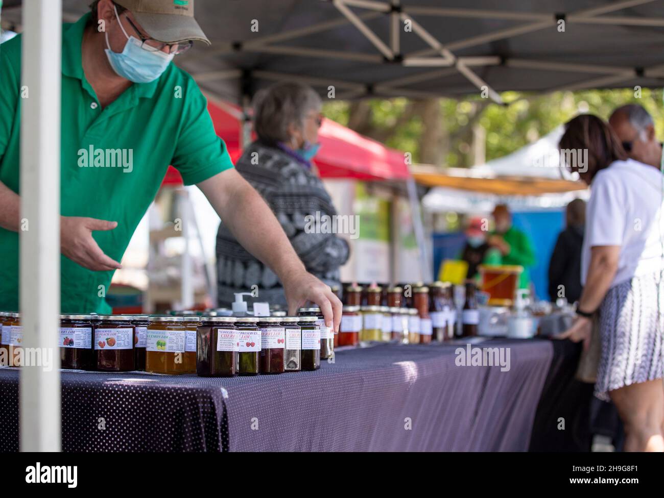 Sydney, Australien. 5th Dez 2021. Touristen besuchen am 5. Dezember 2021 einen Markt in Young, New South Wales, Australien. Es war ein hartes Jahr in den ländlichen Regionen des australischen Bundesstaates New South Wales (NSW), in dem COVID-19 die lukrative Tourismusindustrie abrupt einstellte, aber schließlich gibt es mit dem Vorweihnachtsbeginn starke Anzeichen für eine Belebung. ZUM THEMA „Feature: Australische ländliche Gemeinden sind reif für eine fruchtbare Rückkehr der Touristen“ Quelle: Bai Xuefei/Xinhua/Alamy Live News Stockfoto