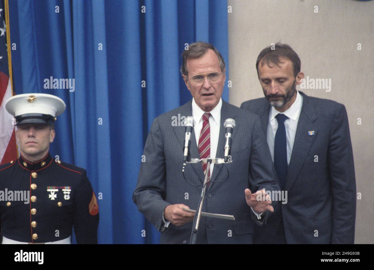 Kraków 29.09.1987. Wizyta wiceprezydenta Stanów Zjednoczonych George'a Busha z ma³¿onk¹ Barbar¹ w Polsce. Przed siedzib¹ Konsulatu Stanów Zjednoczonych przy ulicy Stolarskiej 9 George Bush (C) przewodniczy³ uroczystoœci nadania tej placówce rangi Konsulatu Generalnego. uu PAP/Jerzy Ochoñski Krakau, 29. September 1987. US-Vizepräsident George Bush mit Ehefrau Barbara in Polen. Vor dem Sitz des US-Konsulats in Stolarska Stree, 9, führte George Bush (Mitte) eine Zeremonie zur Anhebung der Mission in den Rang des Generalkonsulats an. uu PAP/Jerzy Ochonski Stockfoto