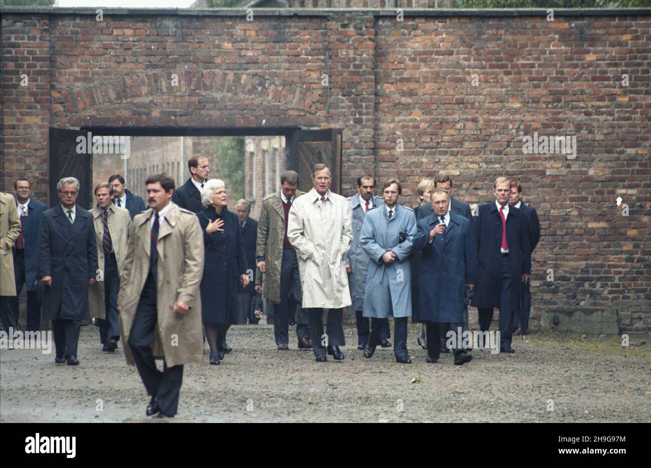 Oœwiêcim 29.09.1987. Wizyta wiceprezydenta Stanów Zjednoczonych George'a Busha z ma³¿onk¹ Barbar¹ w Polsce. Zwiedzanie niemieckiego nazistowskiego obozu konzentracyjnego i zag³ady (1940-1945), Auschwitz-Birkenau. NZ. m.in.: George Bush (5P), Barbara Bush (C), ambasador USA w Polsce John Davis (P), g³ówny twórca i dyrektor Pañstwowego Muzeum Auschwitz-Birkenau w Oœwiêcimiu Kazimierz Smoleñ (2P), t³umacz Krzysztof Litwiñski (3P), szef protoko³u dyplomatycznego Roman czy¿ycki (2L). uu PAP/Jerzy Ochoñski Oswiecim 29. September 1987. US-Vizepräsident George Bush und seine Frau Barbara zahlen einen Stockfoto