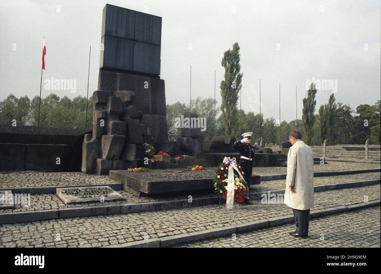 Brzezinka 29.09.1987. Wizyta wiceprezydenta Stanów Zjednoczonych George'a Busha (nz.) z ma³¿onk¹ Barbar¹ w Polsce. Zwiedzanie niemieckiego nazistowskiego obozu konzentracyjnego i zag³ady (1940-1945), Auschwitz-Birkenau. NZ. sk³adanie wieñca pod Miêdzynarodowym Pomnikiem Ofiar Faszyzmu w Brzezince. uu PAP/Jerzy Ochoñski Brzezinka 29. September 1987. US-Vizepräsident George Bush (im Bild) und seine Frau Barbara, die Polen besucht. Besuch des deutschen Konzentrationslagers Auschwitz-Birkenau (1940-1945). Im Bild: Die Kranzniederlegung am Internationalen Monument To Stockfoto