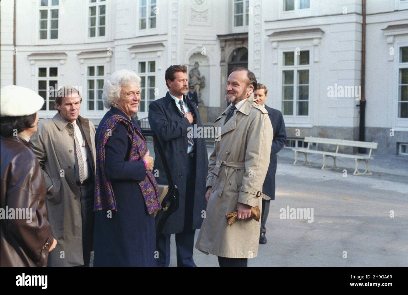 Warszawa 26.09.1987. Wizyta wiceprezydenta Stanów Zjednoczonych Georga Busha wraz z ma³¿onk¹ Barbar¹ w Polsce. Nz. Barbara Bush (2L) zwiedza £azienki Królewskie. Z prawej dyrektor zespo³u pa³acowo-ogrodowego w £azienkach Marek Kwiatkowski. uu PAP/Maciej Musia³ Warschau, Den 26. September 1987. DER US-Vizevorsitzende George Bush und seine Frau Barbara besuchen Polen auf Einladung des Staatsrates und der Regierung der Polnischen Volksrepublik. Im Bild: Barbara Bush (2L) im Lazienki Park. Rechter Parkdirektor Marek Kwiatkowski. uu PAP/Maciej Musial Stockfoto