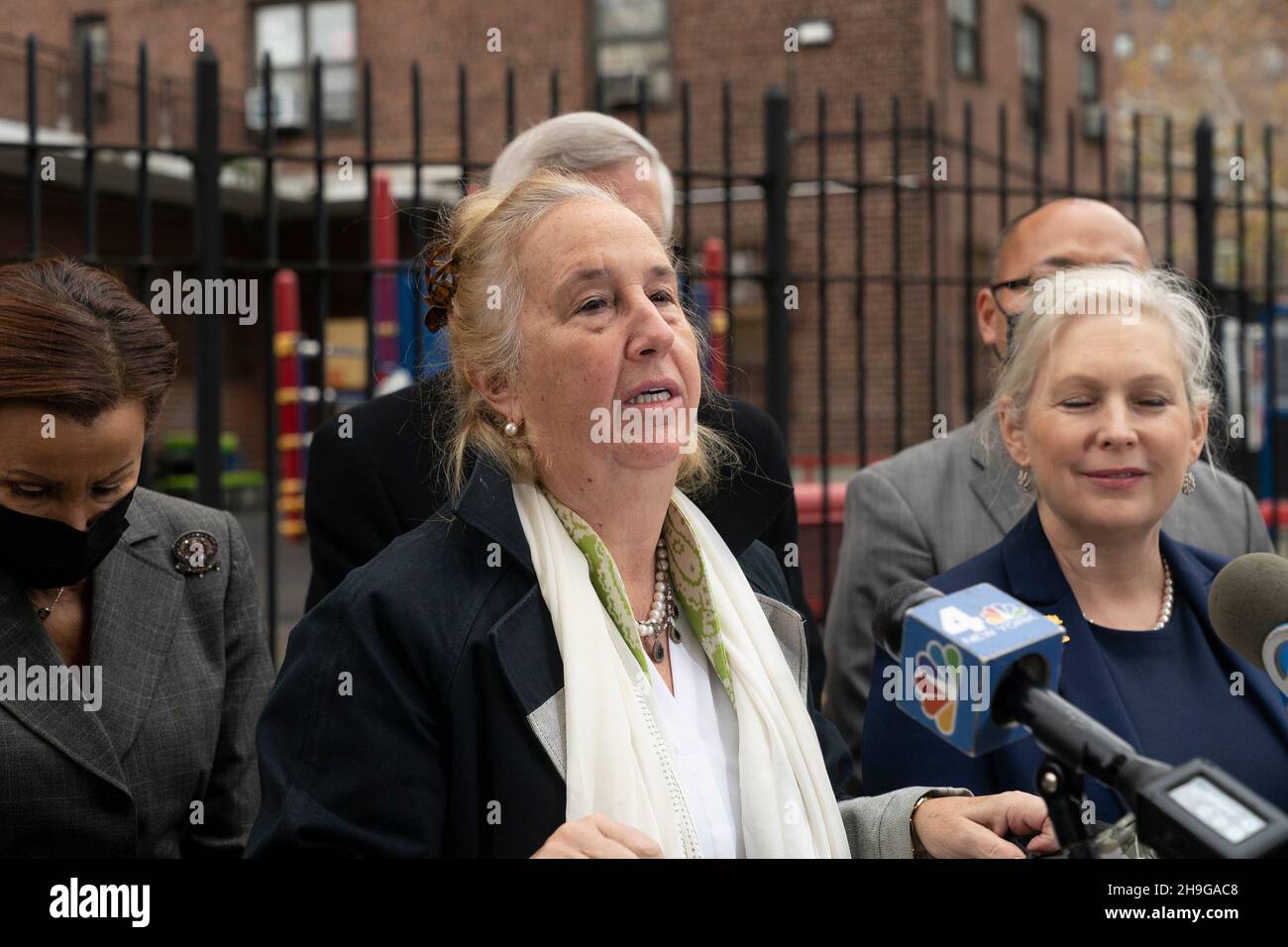 Gale Brewer spricht während der US-Senatorin Kirsten Gillibrand. Hamilton-Madison Houses im Herzen von Chinatown. Senator wurde von der US-amerikanischen Vertreterin Nydia Velazquez, dem Senator des Bundesstaates Brian Kavanagh, dem Präsidenten von Manhattan Borough, Gale Brewer, begleitet. Sie sprach darüber, wie wichtig es für uns alle ist, geimpft zu werden, sie erwähnte auch Verbrechen gegen Menschen asiatischer Abstammung. Am Ende dieser Veranstaltung erhielten Senator Gillibrand, Vertreter Velazquez und Gale Brewer Hand von Menschen, die in diesen Gehäusen Aquarelle und Kleintiere hinterlassen (Foto von Lev Radin/Pacific Press) Stockfoto