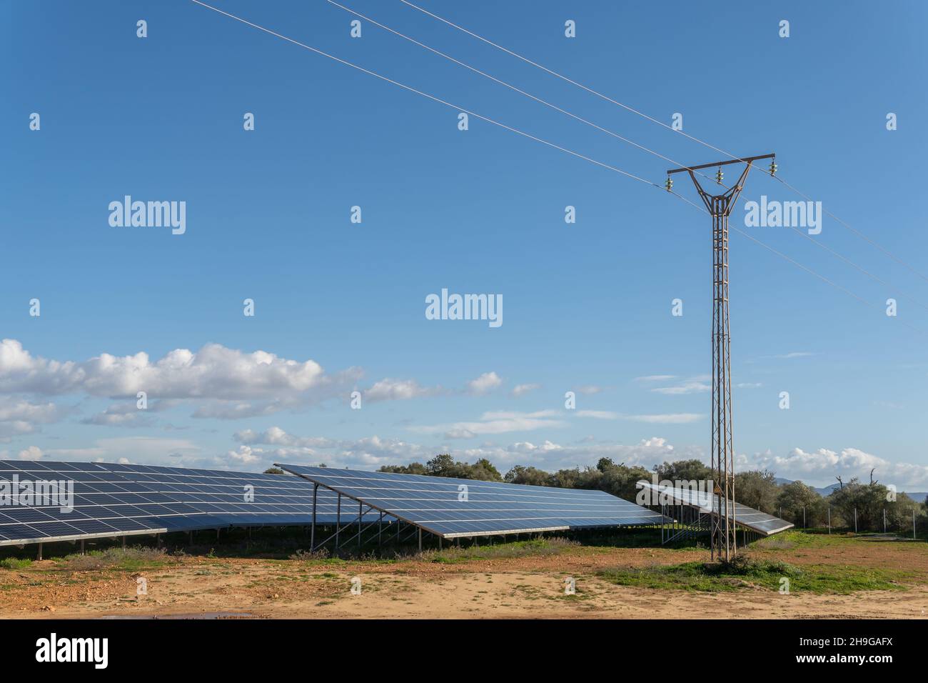 Photovoltaik-Solarpark an einem sonnigen Tag, im Inneren der Insel Mallorca, Spanien. Bild von erneuerbaren Energien zur Vermeidung des Klimawandels Stockfoto