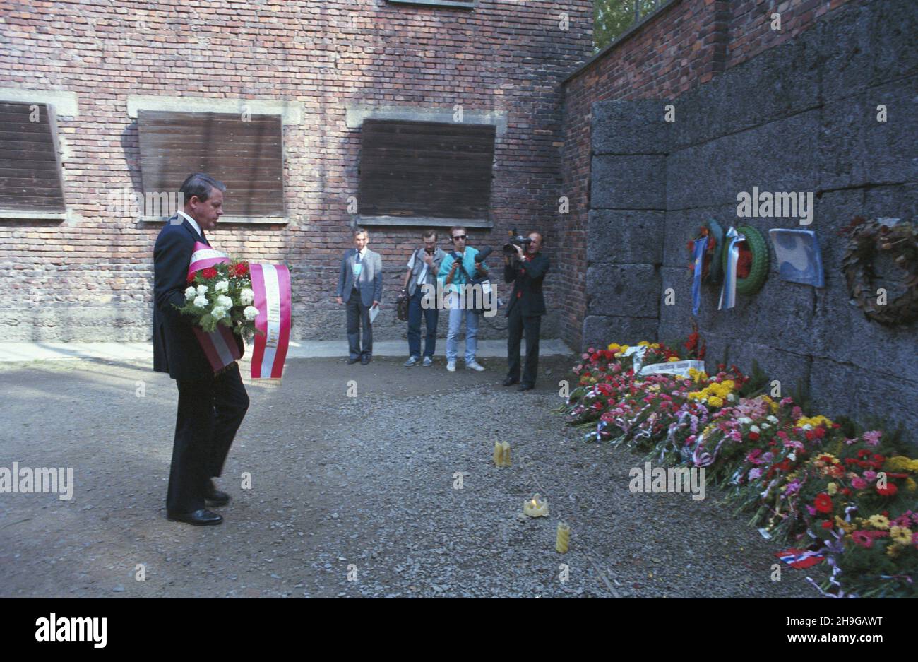 Oœwiêcim 23.09.1987. Wizyta kanclerza föderalnego Republiki Austrii Franza Vranitzky'Ego w Polsce. Zwiedzanie niemieckiego nazistowskiego obozu konzentracyjnego i zag³ady (1940-1945), Auschwitz-Birkenau. NZ. Kanclerz sk³ada wieniec pod Œcian¹ Straceñ, która znajduje siê na dziedziñcu przylegaj¹cym do bloku 11. uu PAP/Jerzy Ochoñski Oswiecim 23. September 1987. Bundeskanzler der Republik Österreich Franz Vranitzky in Polen. Besuch des deutschen Konzentrationslagers Auschwitz-Birkenau (1940-1945). Im Bild: Die Kanzlerin legt einen Kranz an die Todesmauer, Loca Stockfoto