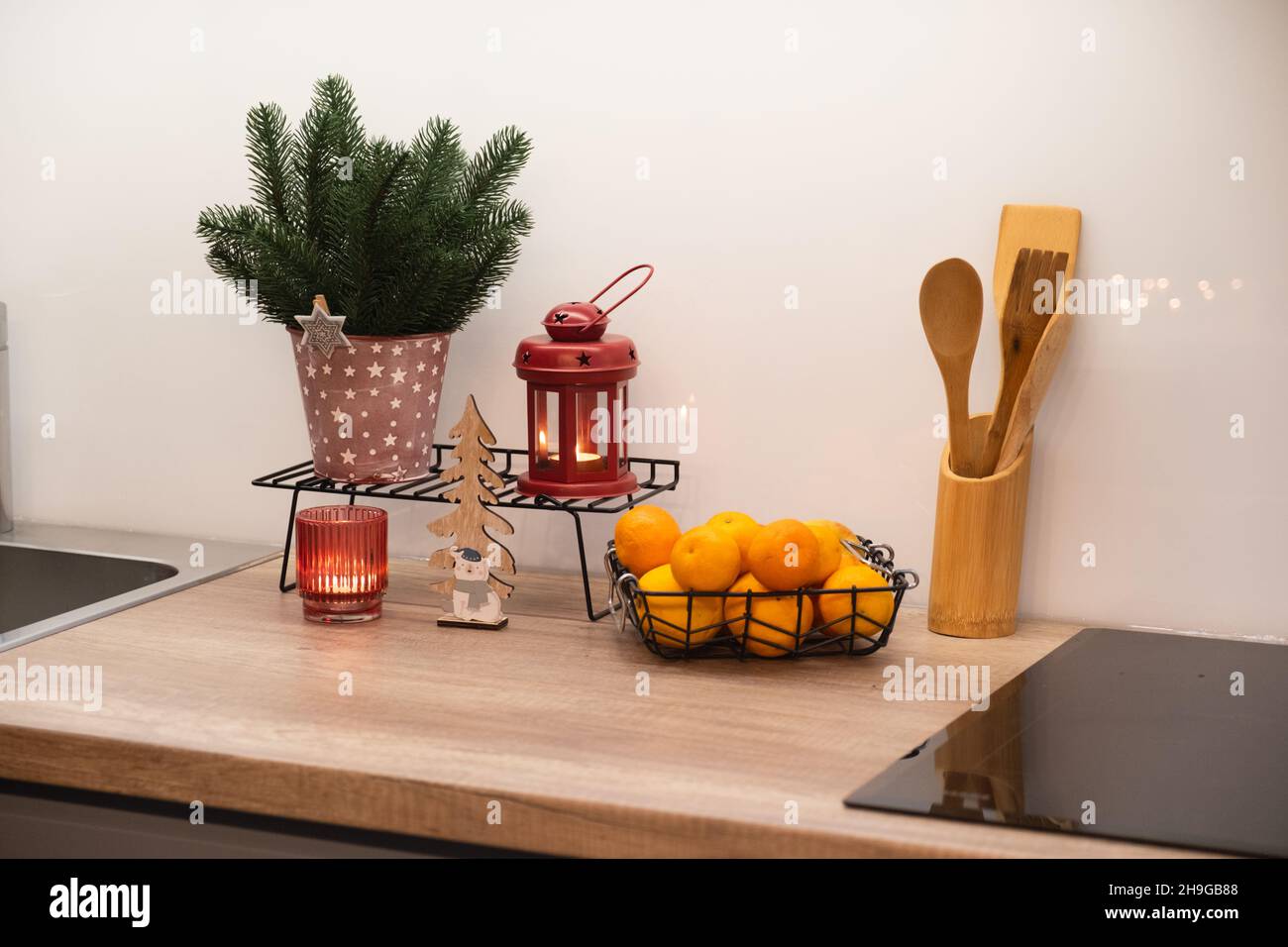 Weihnachtliche Küchenausstattung. Schlichte Einrichtung zu Weihnachten. Stockfoto