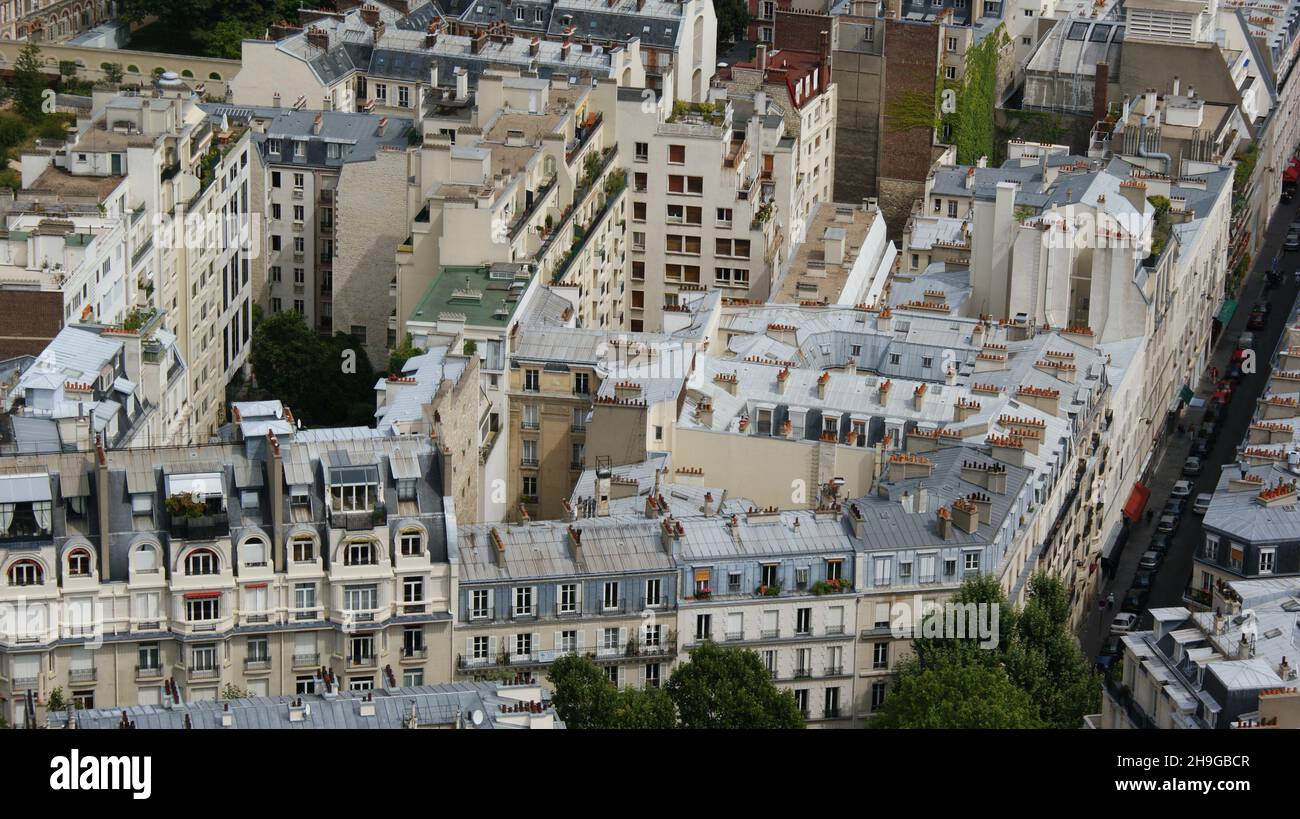 Wunderschöne Aussicht auf französische Gebäude von der Spitze des Eiffelturms in Paris Stockfoto