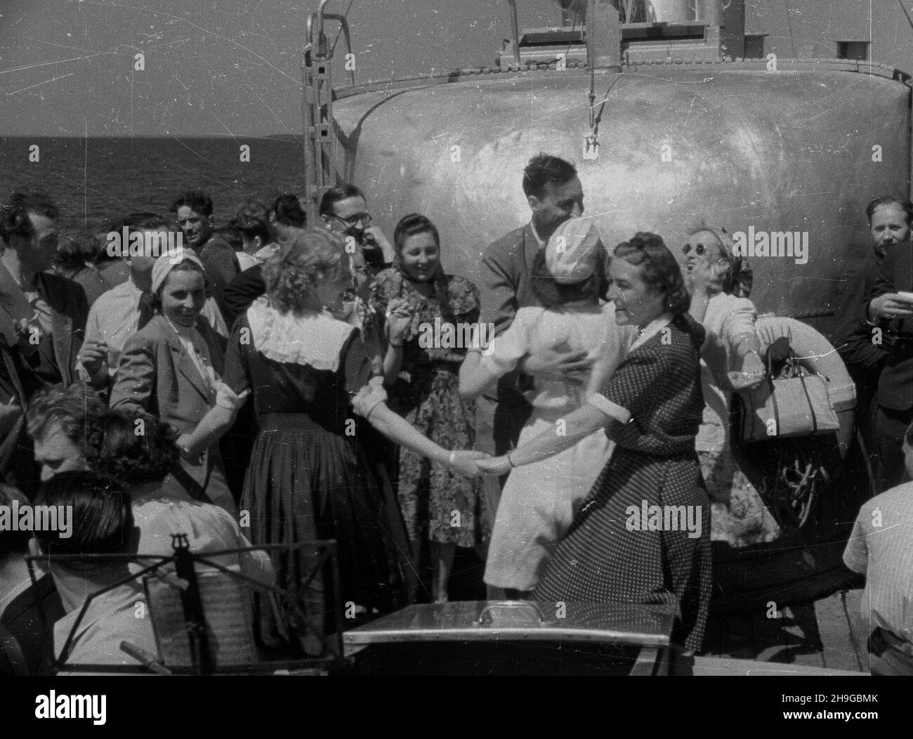 Gdynia, 1948-06-15. Bia³a flota. Pasa¿erowie na statku Julia. uu PAP Gdynia, 15. Juni 1948. Passagiere des Julia-Schiffes. uu PAP Stockfoto