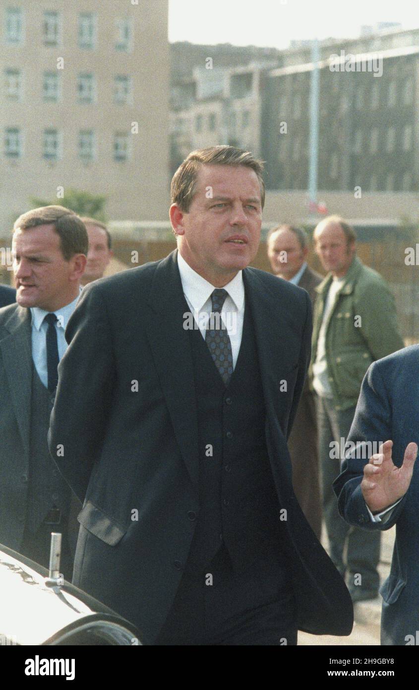 Warszawa 22.09.1987. Wizyta kanclerza föderalnego Republiki Austrii Franza Vranitzky'Ego w Polsce. Nz. Franz Vranitzky na placu budowy hotelu powstaj¹cego we wspó³pracy polsko-austriackiej przy ulicy Z³otej. uu PAP/Grzegorz Rogiñski Warschau 22. September 1987. Der Bundeskanzler der Republik Österreich Franz Vranitzky (Mitte) in Polen. Im Bild: Franz Vranitzky auf der Baustelle eines Hotels, das in Zusammenarbeit mit Österreich an der Zlota Straße gebaut wurde. uu PAP/Grzegorz Roginski Stockfoto