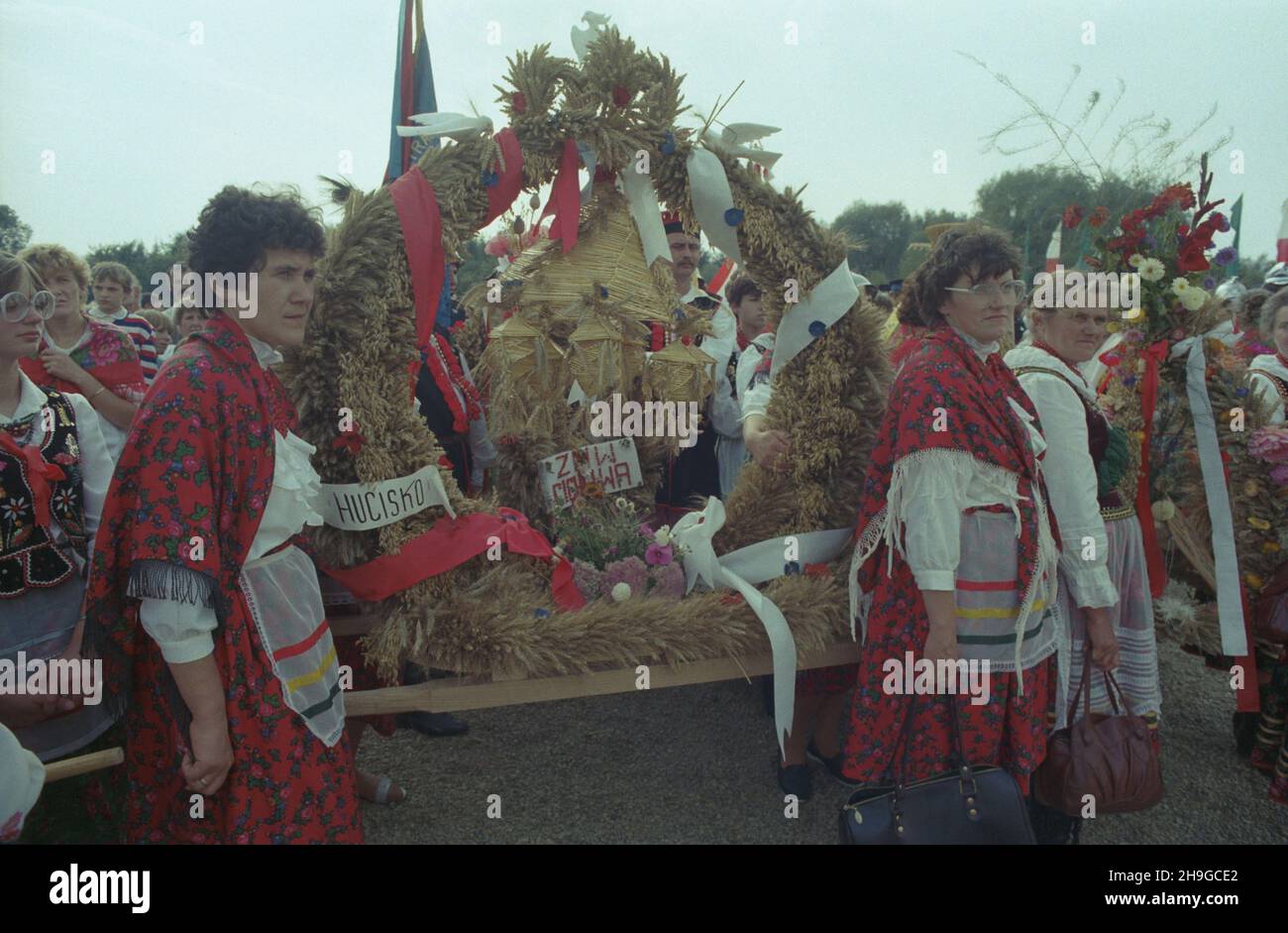 Gdów 20.09.1987. Œwiêto Plonów - najwiêksze w roku œwiêto gospodarskie rolników, obchodzone po zakoñczeniu zbioru plonów, g³ównie plonu zbó¿. W uroczystoœciach uczestnicz¹ Rollnicy i przedstawiciele lokalnej administracji pañstwowej i samorz¹dowej. Tradycyjnym do¿ynkowym obrzêdom towarzysz¹ wystawy rolnicze, festyny i wystêpy ludowych zespo³ów artystycznych. NZ. wieñce do¿ynkowe wykonane z k³osów zbó¿ i kwiatów. uu PAP/Jerzy Ochoñski Gdow, Den 20. September 1987. Das jährliche Erntefest, das wichtigste ländliche Fest des Jahres, an dem Landwirte und lokale Behörden teilnehmen. Das Festivalprogramm war mit inbegriffen Stockfoto