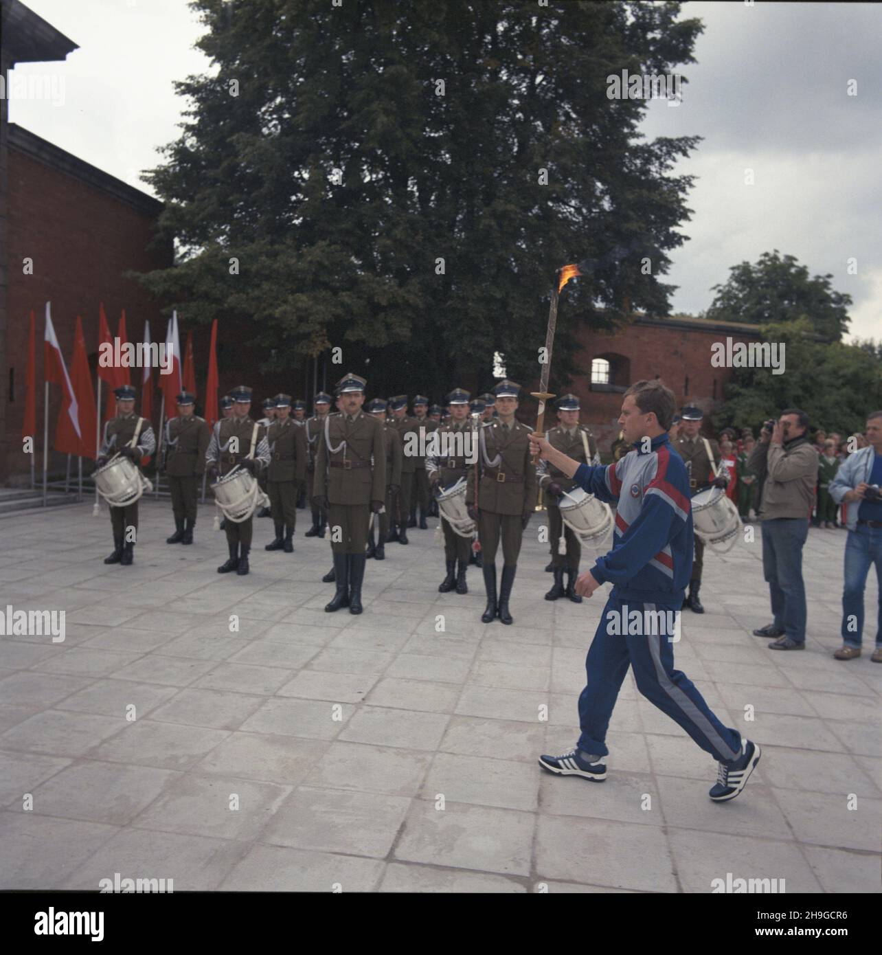 Warszawa 08.09.1987. Przybycie Miêdzynarodowej Sztafety Sportowej, która 3 wrzeœnia wyruszy³a z Pola Marsowego w Leningradzie do Bramy Straceñ Cytadeli Warszawskiej (nz.). Sztafeta zorganizowana zosta³a z okazji siedemdziesiêciolecia Wielkiej Socjalistycznej Rewolucji PaŸdziernikowej. Polska m³odzie¿ przekaza³a wstêgê w barwach narodowych, któr¹ powracaj¹cy sportowcy radzieccy z³o¿yli pod pomnikiem W³odzimierza Lenina w Moskwie. uu PAP/Jan Morek Warschau, Den 8. September 1987. Eine internationale Staffel von Marsovo Polye in Leningrad (Sankt Petersburg) kommt am Hinrichtungstor in der an Stockfoto