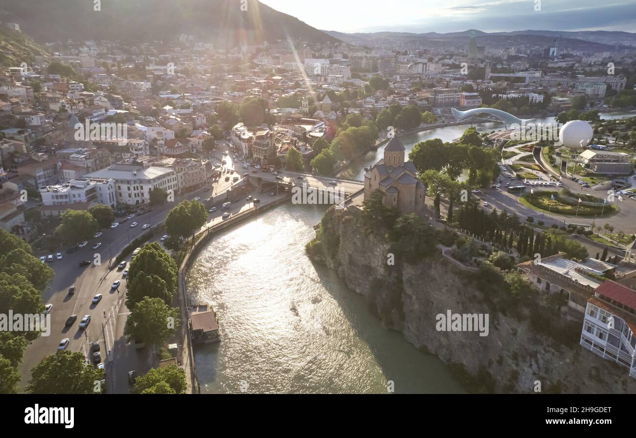 Georgien Tiflis Stadt Hintergrund Luftdrohne Ansicht. Panorama der Stadt auf dem Fluss Kura Stockfoto