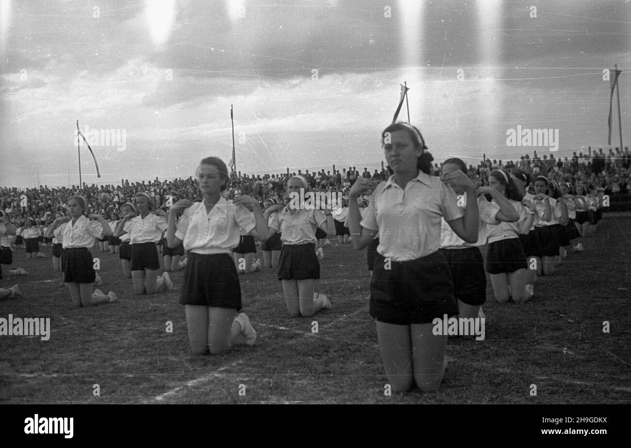 Kraków, 1948-06-18. Pokazy gimnastyczne i sportowe m³odzie¿y na Stadionie Miejskim w ramach Œwiêta Kultury Fizycznej. NZ. grupa dziewcz¹t klêczy w trakcie æwiczeñ. wb PAP Krakau, 18. Juni 1948. Eine Jugend-Gymnastik- und Sportshow, die im Stadtstadion im Rahmen des Feiertags der Körperkultur abgehalten wird. Im Bild: Eine Gruppe von Mädchen kniet während der Übungen. wb PAP Stockfoto