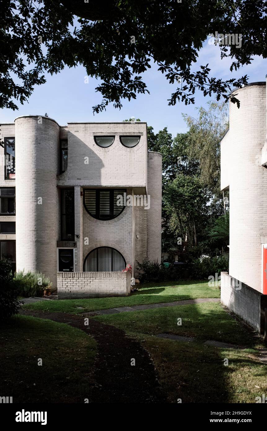 1960s graue Backsteinhäuser der Moderne von Lawrence Abbott im Apex Drive Frimley Surrey England Stockfoto