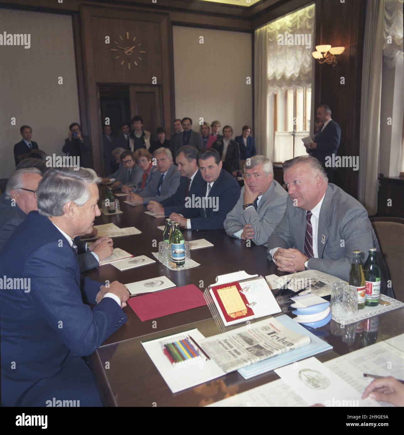 Zwi¹zek Radziecki Moskwa 09,1987. Obchody dni Warszawy w Moskau (7-12 wrzeœnia). Spotkanie polskiej delegacji z i sekretarzem Komitetu Miejskiego w Moskwie z Borysem Jelcynem (L). Wœród cz³onków polskiej delegacji m.in. I sekretarz Komitetu Wojewódzkiego PZPR w Warszawie Janusz Kubasiewicz (P), prezydent Warszawy Jerzy Boles³awski (2P), przewodnicz¹cy sto³ecznej Rady Narodowej Mieczys³aw Szostek (3P). uu PAP/Grzegorz Rogiñski Dok³adny dzieñ wydarzenia nieustalony. Sowjetunion Moskau September 1987. Zeremonien anlässlich der Tage Warschaus in Moskau (7-12. September). Der polnische Delega Stockfoto