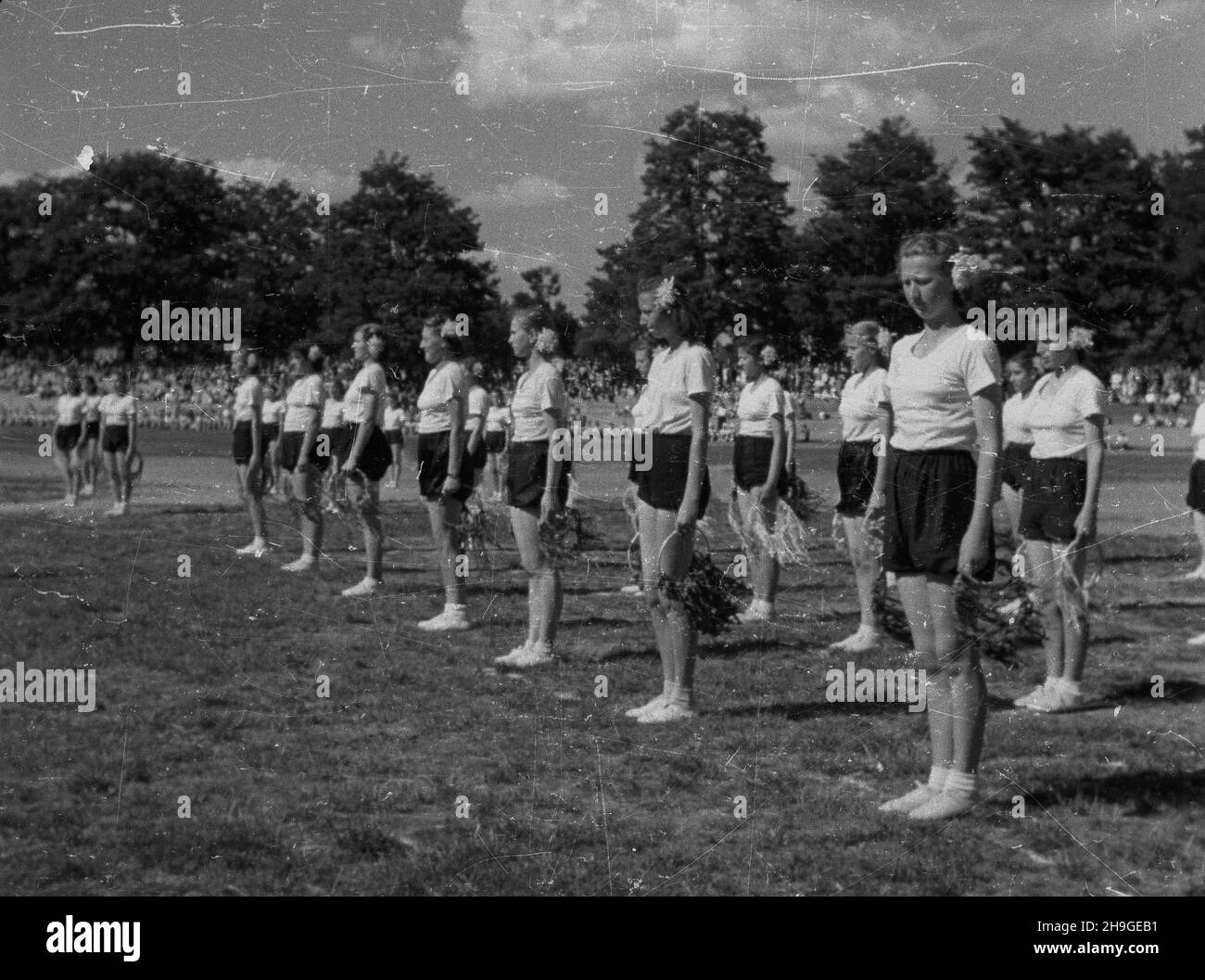 Kraków, 1948-06-18. Pokazy sportowe i artystyczne w ramach obchodów Œwiêta Kultury Fizycznej. NZ. wystêp m³odzie¿y na stadionie miejskim w programie gimnastycznym. uu PAP Krakau, 18. Juni 1948. Eine Sport- und Kunstshow im Rahmen des Feiertags der Körperkultur. Im Bild: Eine Jugendturnikshow im Stadtstadion. wb PAP Stockfoto