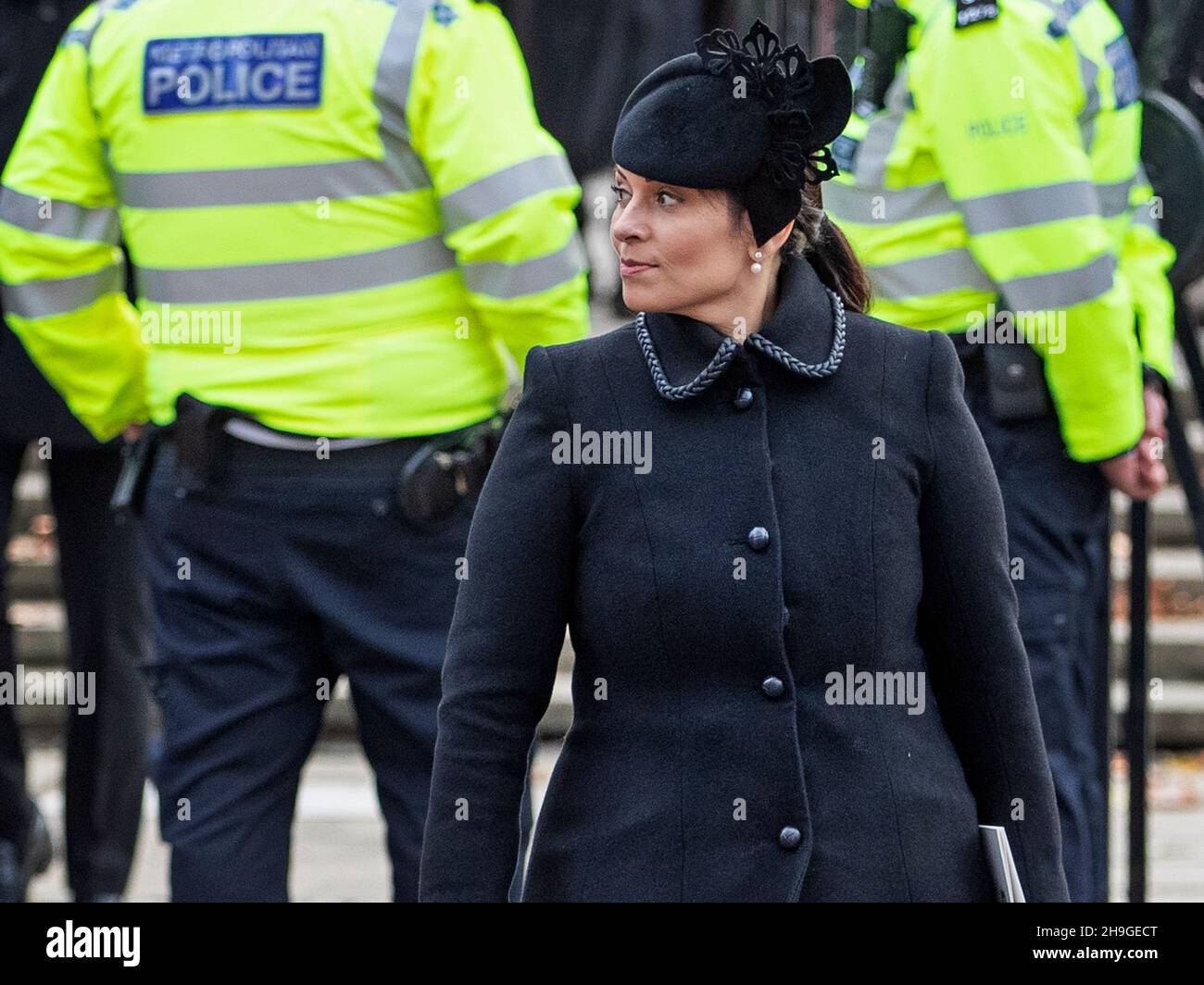 Innenminister Priti Patel wird am Denkmal des ermordeten PC, Sgt Matt Ratana, im Zentrum Londons gesehen. Stockfoto