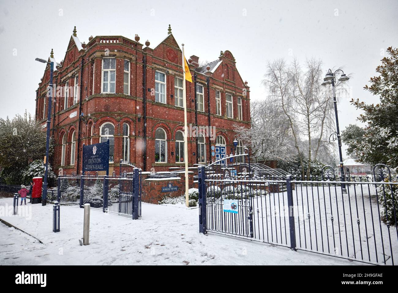 Winterschnee im Dorf Denton in Tameside, Rathaus von Denton, heute eine öffentliche Bibliothek der Architekten T. D. und J. Lindley im italienischen Stil Stockfoto