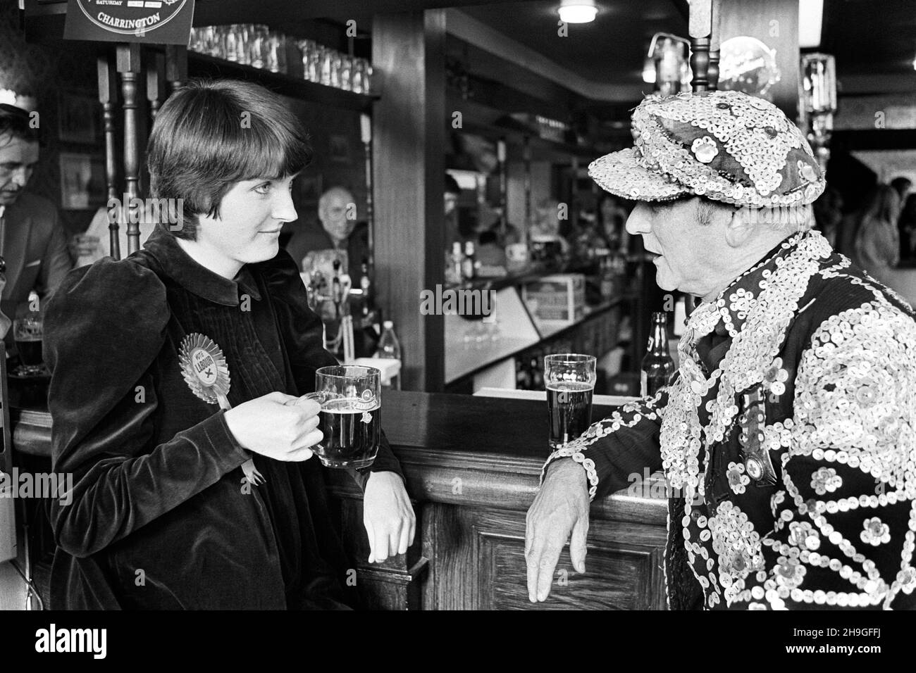 Datei-Foto vom 26/10/1982 von Peckham Labour Parlamentarischer Nachwahlkandidat Harriet Harman, der mit Bankside's Pearly King Tom Johnson in The Rising Sun, Old Kent Road, im Südosten Londons, die Probleme von Peckhams alten Menschen bei einem Pint diskutierte. Frau Harman, 71 Jahre alt, bekannt als die „Mutter des Hauses“ als Großbritanniens dienstälteste weibliche Abgeordnete, und die erstmals 1982 als Abgeordnete für ihren Sitz in Südlondon in den Unterhaus kam, sagte, dass sie die nächsten Wahlen nicht bestreiten wird. Ausgabedatum: Dienstag, 7. Dezember 2021. Stockfoto