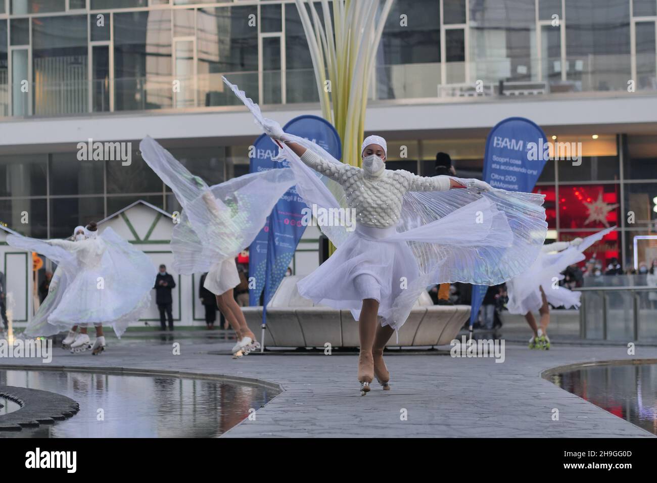 Ausstellung von Eiskunstlauf-Tänzern auf dem Gae Aulenti Platz in Mailand, Lombardei, Italien Stockfoto