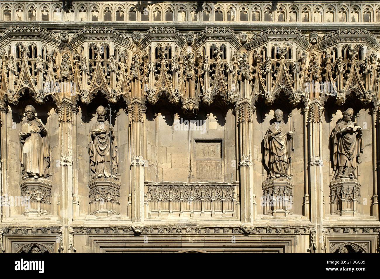Statuen über dem Südwesteingang der Kathedrale von Canterbury England. Augustine; Lanfranc; Anselm; Cranmer Stockfoto