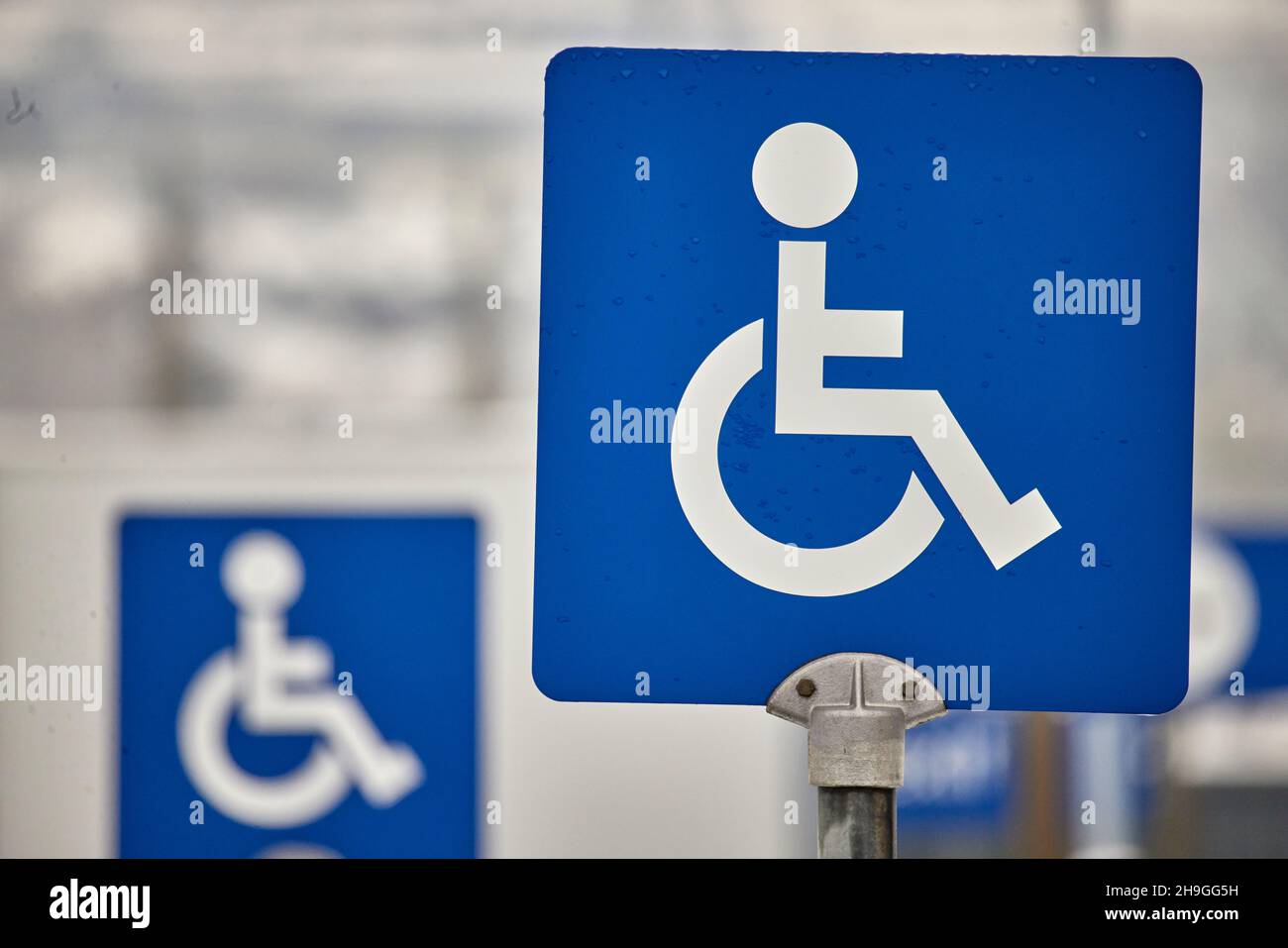 Behindertenparkschild auf einem Parkplatz Stockfoto