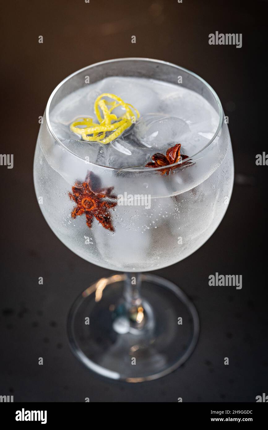 Gin Tonic-Glas auf der dunklen Theke - Mixologie-Konzept - Blick auf drei Viertel Stockfoto