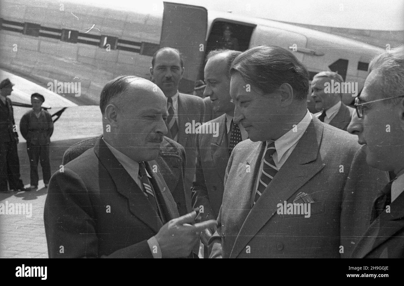 Warszawa, 1948-06-23. Konferenzcja Warszawska oœmiu ministrów spraw zagranicznych poœwiêcona postanowieniom Konferenzcji Londyñskiej w krawie statusu Niemiec. Udzia³ wziêli Wiaczes³aw Mo³otow ze Zwi¹zku Radzieckiego, Enver Hod¿a z Albanii, Wasil Kolarow z Bu³garii, dr. Vladimir Clementis z Czechos³owacji, Stanoje Simic z Jugos³awii, Anna Pauker z Rumunii, Erik Molnar z Wêgier i Zygmunt Modzelewski z Polski. Powitanie ministrów na lotnisku Okêcie. Nz. Zygmunt Modzelewski (6P), dr. Vladimir Clementis (3P), Minister pe³nomocny Wiktor Grosz (4P), sekretarz generalny MSZ ambasador Stefan Wierb³owski ( Stockfoto