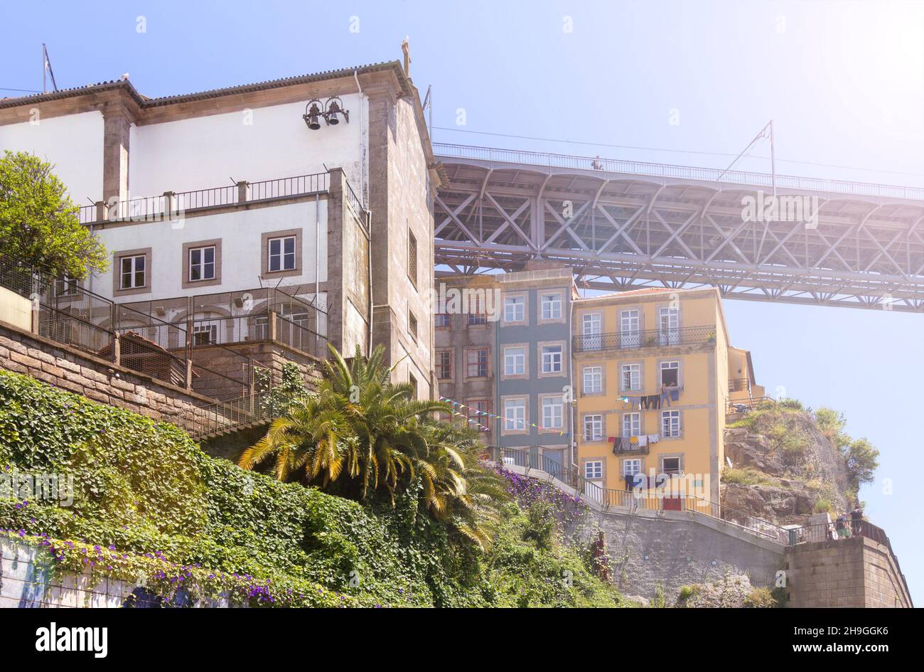 Schöne Fassaden von Häusern in Porto. Portugal Stockfoto