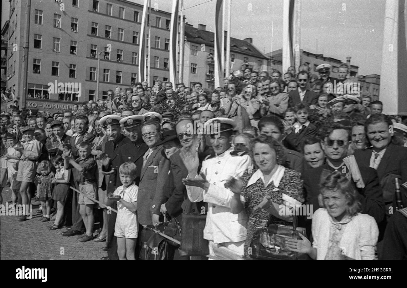 Gdynia, 1948-06-23. Siódmy w historii i drugi po II wojnie œwiatowej miêdzynarodowy wyœcig kolarski Tour de Pologne, zorganizowany przez Spó³dzielniê Wydawniczo-Oœwiatow¹ Czytelnik. Zwyciêzc¹ II etapu Olsztyn – Gdynia zosta³ Wac³aw Wójcik (5:50:58 s.). NZ. kibice witaj¹ zawodników na mecie. uu PAP Gdynia, 23. Juni 1948. Das siebte in der Geschichte und das zweite nach dem Zweiten Weltkrieg internationale Radrennen Tour de Pologne, organisiert von Publishing and Educational Cooperative Czytelnik. Waclaw Wojcik gewann 2nd die Etappe Olsztyn-Gdynia (5:50:58 s.). Im Bild: Fans applaudieren den Radfahrern beim f Stockfoto