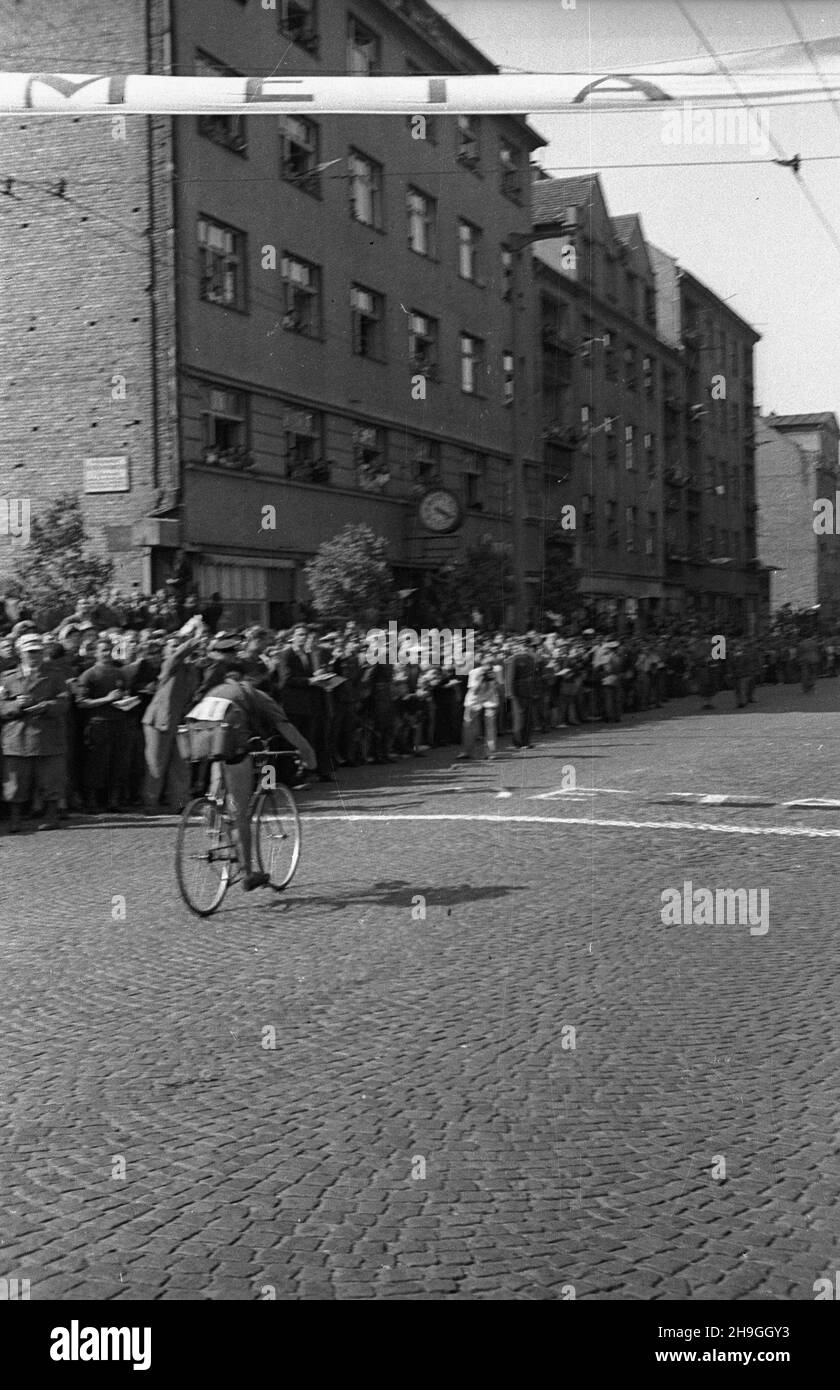 Gdynia, 1948-06-23. Siódmy w historii i drugi po II wojnie œwiatowej miêdzynarodowy wyœcig kolarski Tour de Pologne, zorganizowany przez Spó³dzielniê Wydawniczo-Oœwiatow¹ Czytelnik. Zwyciêzc¹ II etapu Olsztyn – Gdynia zosta³ Wac³aw Wójcik (5:50:58 s.). NZ. Zawodnik przed lini¹ mety. uu PAP Gdynia, 23. Juni 1948. Das siebte in der Geschichte und das zweite nach dem Zweiten Weltkrieg internationale Radrennen Tour de Pologne, organisiert von Publishing and Educational Cooperative Czytelnik. Waclaw Wojcik gewann 2nd die Etappe Olsztyn-Gdynia (5:50:58 s.). Im Bild: Ein Radfahrer am Ziel. uu PAP Stockfoto