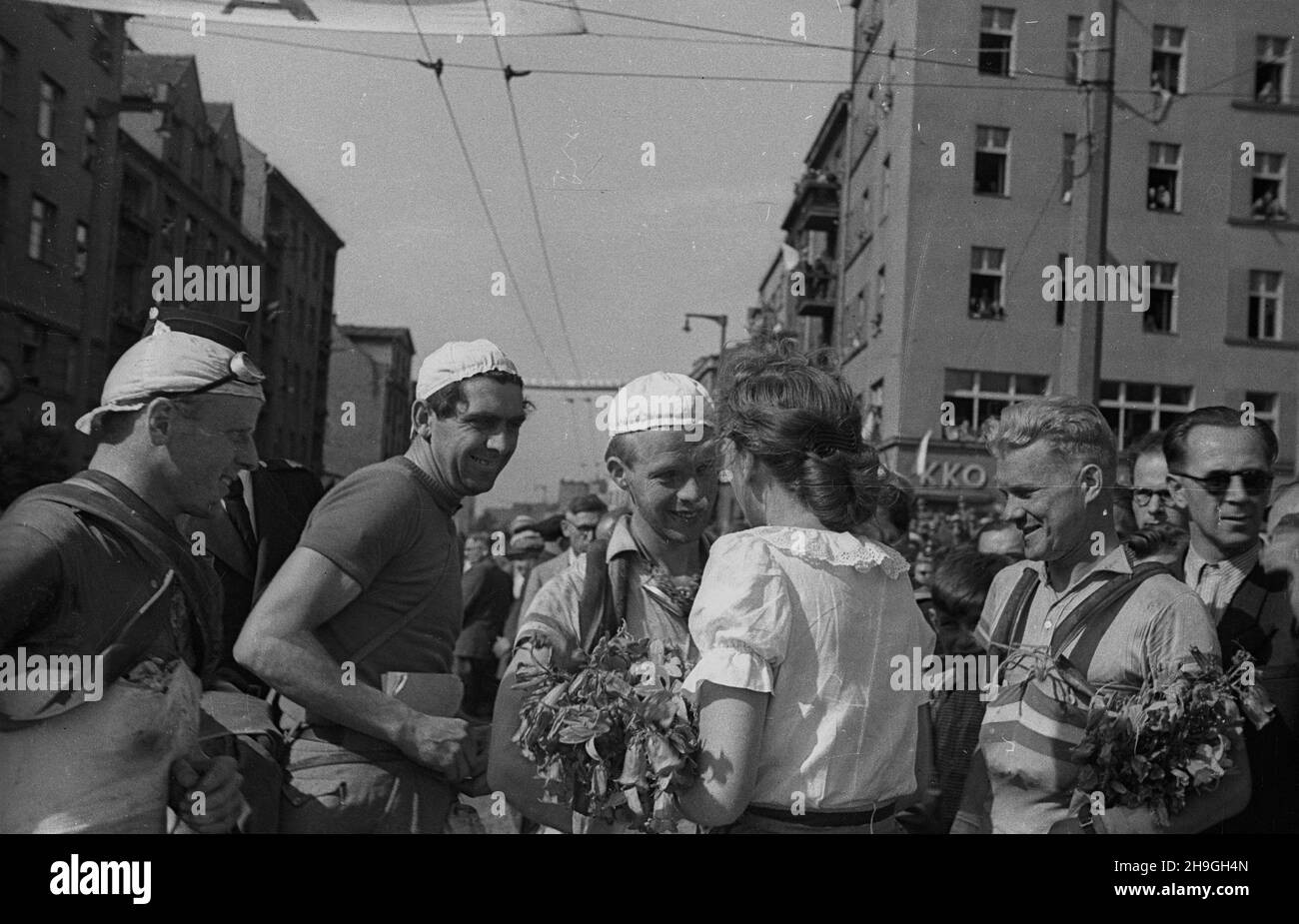 Gdynia, 1948-06-23. Siódmy w historii i drugi po II wojnie œwiatowej miêdzynarodowy wyœcig kolarski Tour de Pologne, zorganizowany przez Spó³dzielniê Wydawniczo-Oœwiatow¹ Czytelnik. Zwyciêzc¹ II etapu Olsztyn – Gdynia zosta³ Wac³aw Wójcik (5:50:58 s.). NZ. Zawodnicy szwedzcy: Olle Rydmark (1P), Berg Videwall (3L), Kiell Persson (1L). uu PAP Gdynia, 23. Juni 1948. Das siebte in der Geschichte und das zweite nach dem Zweiten Weltkrieg internationale Radrennen Tour de Pologne, organisiert von Publishing and Educational Cooperative Czytelnik. Waclaw Wojcik gewann 2nd die Etappe Olsztyn-Gdynia (5:50:58 s.). Abb. Stockfoto