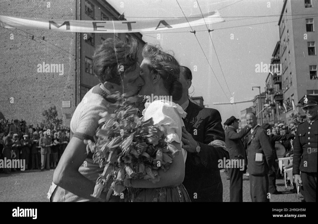 Gdynia, 1948-06-23. Siódmy w historii i drugi po II wojnie œwiatowej miêdzynarodowy wyœcig kolarski Tour de Pologne, zorganizowany przez Spó³dzielniê Wydawniczo-Oœwiatow¹ Czytelnik. Zwyciêzc¹ II etapu Olsztyn – Gdynia zosta³ Wac³aw Wójcik (5:50:58 s.). NZ. Gratulacje dla zawodników od mieszkanek miasta. uu PAP Gdynia, 23. Juni 1948. Das siebte in der Geschichte und das zweite nach dem Zweiten Weltkrieg internationale Radrennen Tour de Pologne, organisiert von Publishing and Educational Cooperative Czytelnik. Waclaw Wojcik gewann 2nd die Etappe Olsztyn-Gdynia (5:50:58 s.). Im Bild: Radfahrer erhalten cong Stockfoto