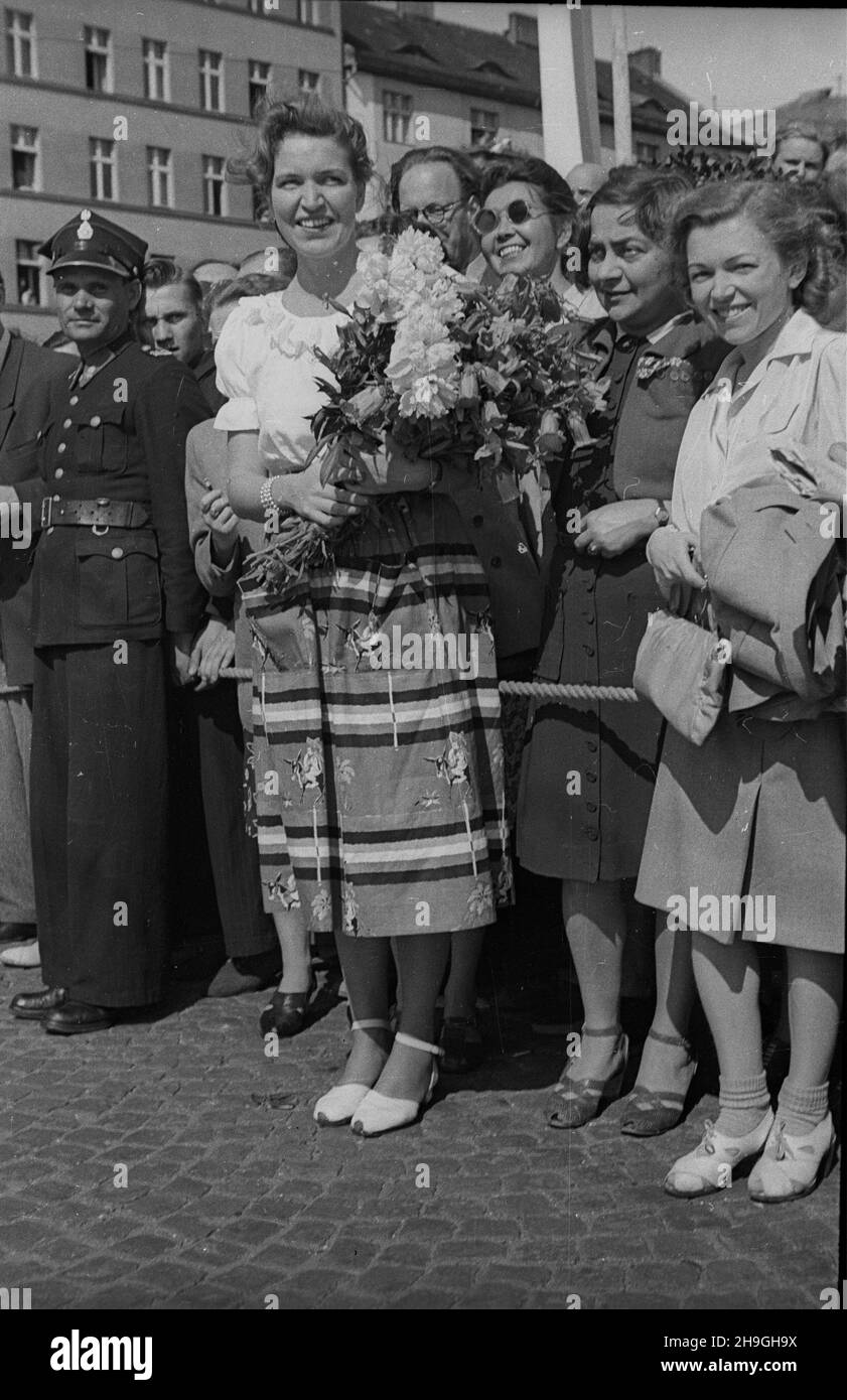 Gdynia, 1948-06-23. Siódmy w historii i drugi po II wojnie œwiatowej miêdzynarodowy wyœcig kolarski Tour de Pologne, zorganizowany przez Spó³dzielniê Wydawniczo-Oœwiatow¹ Czytelnik. Zwyciêzc¹ II etapu Olsztyn – Gdynia zosta³ Wac³aw Wójcik (5:50:58 s.). NZ. Mieszkanki miasta czekaj¹ z kwiatami na zawodników. uu PAP Gdynia, 23. Juni 1948. Das siebte in der Geschichte und das zweite nach dem Zweiten Weltkrieg internationale Radrennen Tour de Pologne, organisiert von Publishing and Educational Cooperative Czytelnik. Waclaw Wojcik gewann 2nd die Etappe Olsztyn-Gdynia (5:50:58 s.). Im Bild: Bewohner von Gdynia wa Stockfoto