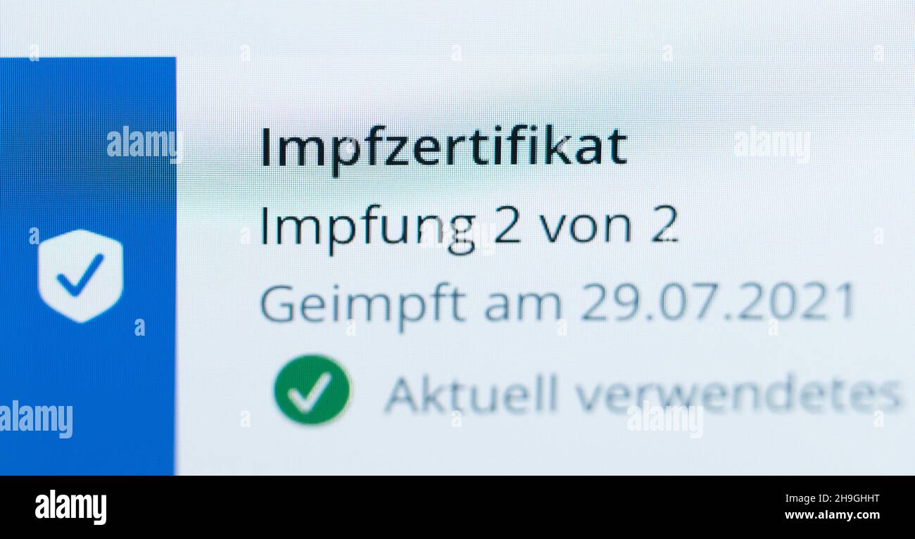 07. Dezember 2021, Baden-Württemberg, Villingen-Schwenningen: Die CovPass-App zeigt das europäische digitale Impfzertifikat gegen das Coronavirus auf einem Smartphone an. Foto: Silas Stein/dpa Stockfoto